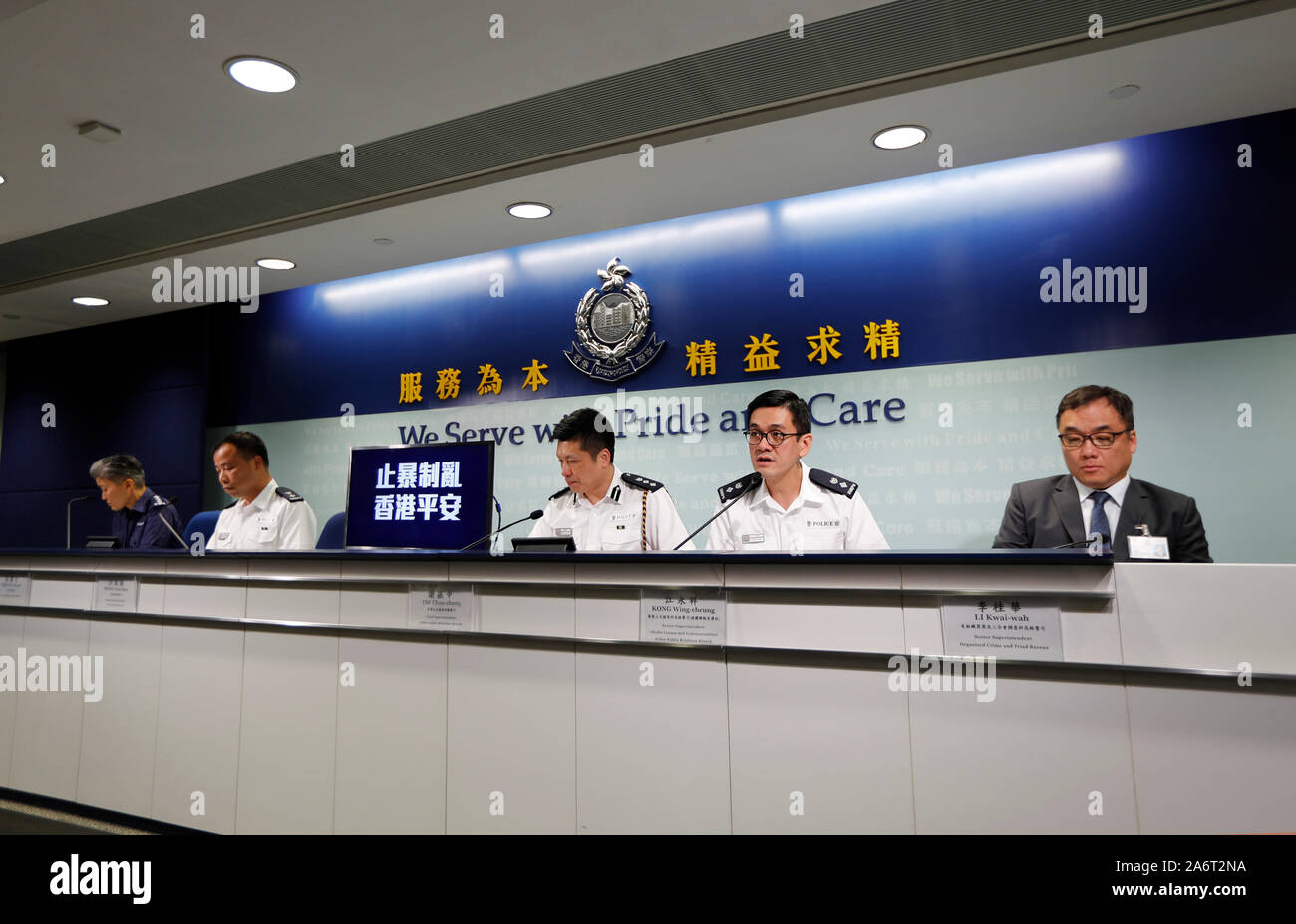 Hong Kong Cina Hong Kong. 28 ott 2019. Kong Wing-cheung (2nd, R), senior sovrintendente della Polizia Relazioni Pubbliche Branch, parla in una conferenza stampa nel sud della Cina di Hong Kong, 28 ottobre 2019. La polizia di Hong Kong ha hanno arrestato 206 persone coinvolte in incidenti violenti durante la scorsa settimana la polizia ha detto che qui il lunedì. Credito: Li Zhen/Xinhua/Alamy Live News Foto Stock