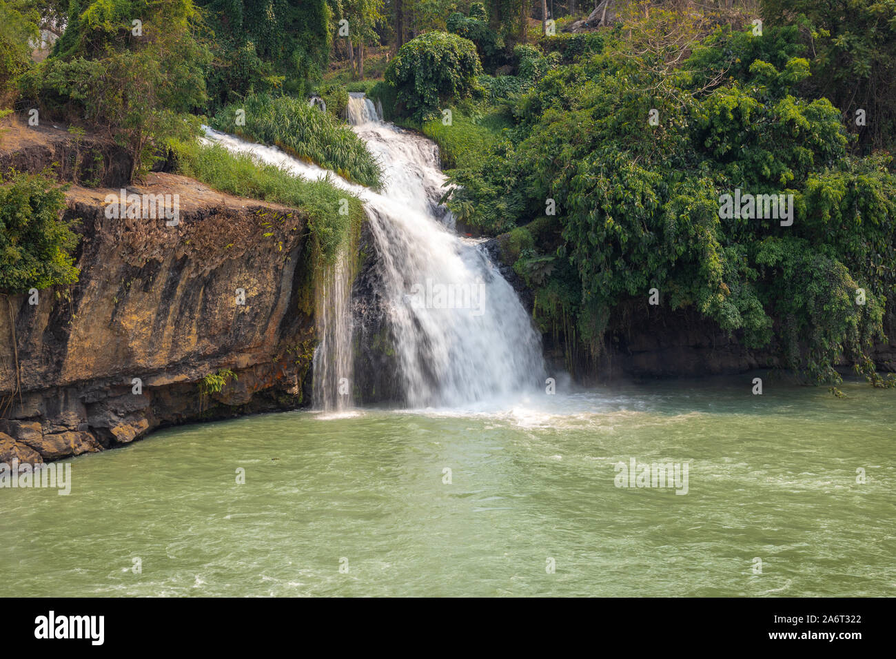 Cascata presso il lago vietnamita Foto Stock
