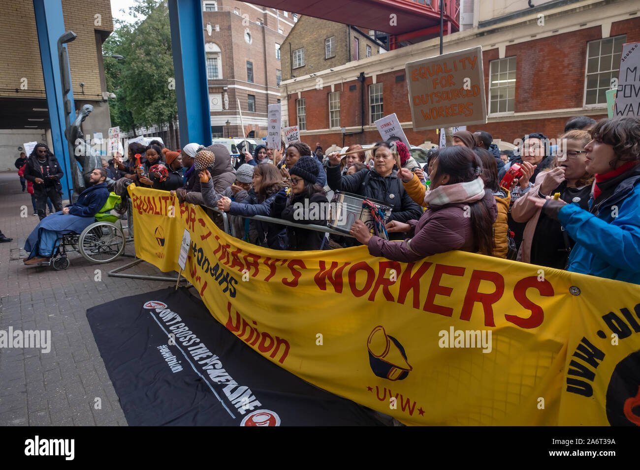 Londra, Regno Unito. Il 28 ottobre 2019. I lavoratori in outsourcing presso l'ospedale St Mary Paddington appartenenti alla Unione UVW protesta fragoroso e danza sulla prima di quindici giorni in programma di scioperi. Circa 200 pulitori, facchini e ristoratori, tutti i migranti e soprattutto le donne occupate dall'altamente redditizio multinazionale SODEXO sono pagato £6-10.000 per ogni anno in meno rispetto ai loro colleghi di NHS di un voto simile, ottenere di gran lunga inferiore minimo legale termini e condizioni e la società ha rifiutato di rispettare i suoi obblighi giuridici per vaccinare il loro. Essi esigono la parità di retribuzione e di condizioni e di trattamento. Peter Marshall / Alamy Live News Foto Stock
