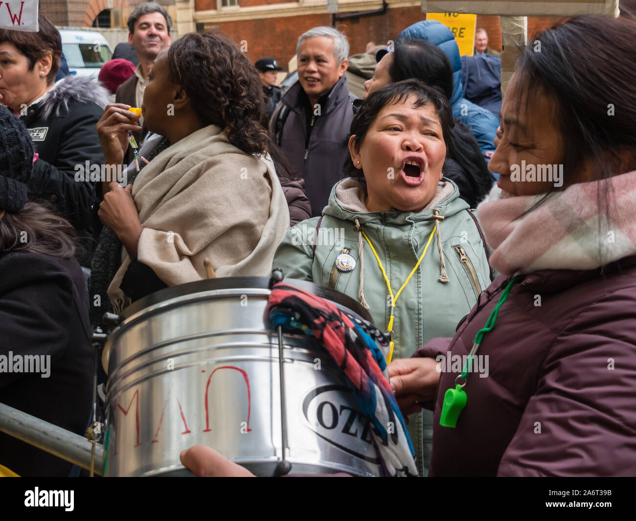 Londra, Regno Unito. Il 28 ottobre 2019. I lavoratori in outsourcing presso l'ospedale St Mary Paddington appartenenti alla Unione UVW protesta fragoroso e danza sulla prima di quindici giorni in programma di scioperi. Circa 200 pulitori, facchini e ristoratori, tutti i migranti e soprattutto le donne occupate dall'altamente redditizio multinazionale SODEXO sono pagato £6-10.000 per ogni anno in meno rispetto ai loro colleghi di NHS di un voto simile, ottenere di gran lunga inferiore minimo legale termini e condizioni e la società ha rifiutato di rispettare i suoi obblighi giuridici per vaccinare il loro. Essi esigono la parità di retribuzione e di condizioni e di trattamento. Peter Marshall / Alamy Live News Foto Stock