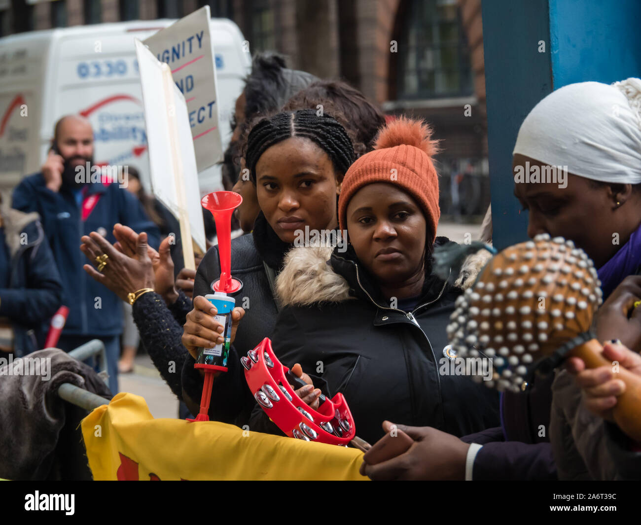 Londra, Regno Unito. Il 28 ottobre 2019. I lavoratori in outsourcing presso l'ospedale St Mary Paddington appartenenti alla Unione UVW protesta fragoroso e danza sulla prima di quindici giorni in programma di scioperi. Circa 200 pulitori, facchini e ristoratori, tutti i migranti e soprattutto le donne occupate dall'altamente redditizio multinazionale SODEXO sono pagato £6-10.000 per ogni anno in meno rispetto ai loro colleghi di NHS di un voto simile, ottenere di gran lunga inferiore minimo legale termini e condizioni e la società ha rifiutato di rispettare i suoi obblighi giuridici per vaccinare il loro. Essi esigono la parità di retribuzione e di condizioni e di trattamento. Peter Marshall / Alamy Live News Foto Stock