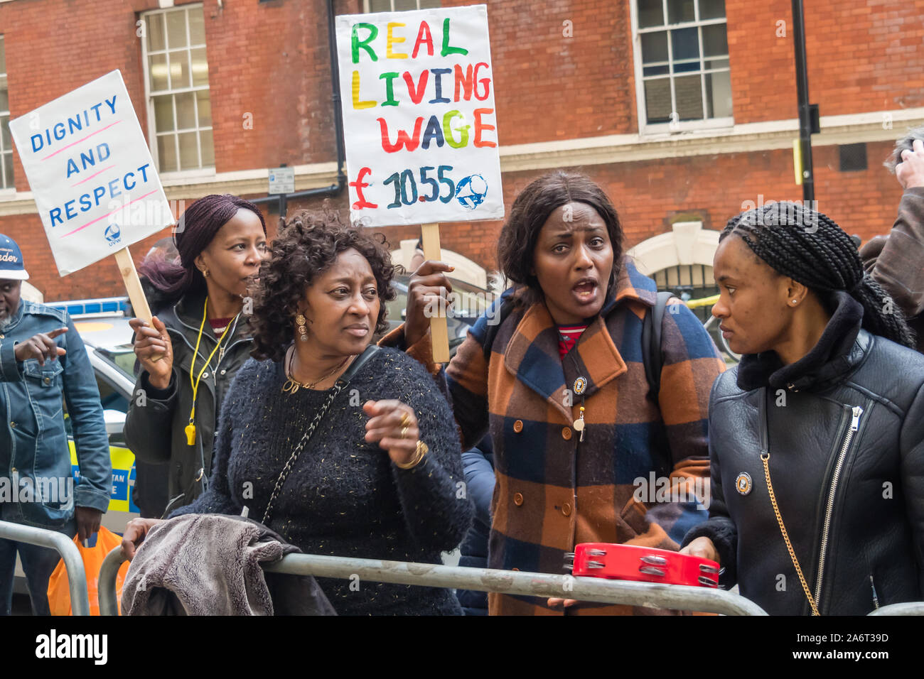 Londra, Regno Unito. Il 28 ottobre 2019. I lavoratori in outsourcing presso l'ospedale St Mary Paddington appartenenti alla Unione UVW protesta fragoroso e danza sulla prima di quindici giorni in programma di scioperi. Circa 200 pulitori, facchini e ristoratori, tutti i migranti e soprattutto le donne occupate dall'altamente redditizio multinazionale SODEXO sono pagato £6-10.000 per ogni anno in meno rispetto ai loro colleghi di NHS di un voto simile, ottenere di gran lunga inferiore minimo legale termini e condizioni e la società ha rifiutato di rispettare i suoi obblighi giuridici per vaccinare il loro. Essi esigono la parità di retribuzione e di condizioni e di trattamento. Peter Marshall / Alamy Live News Foto Stock