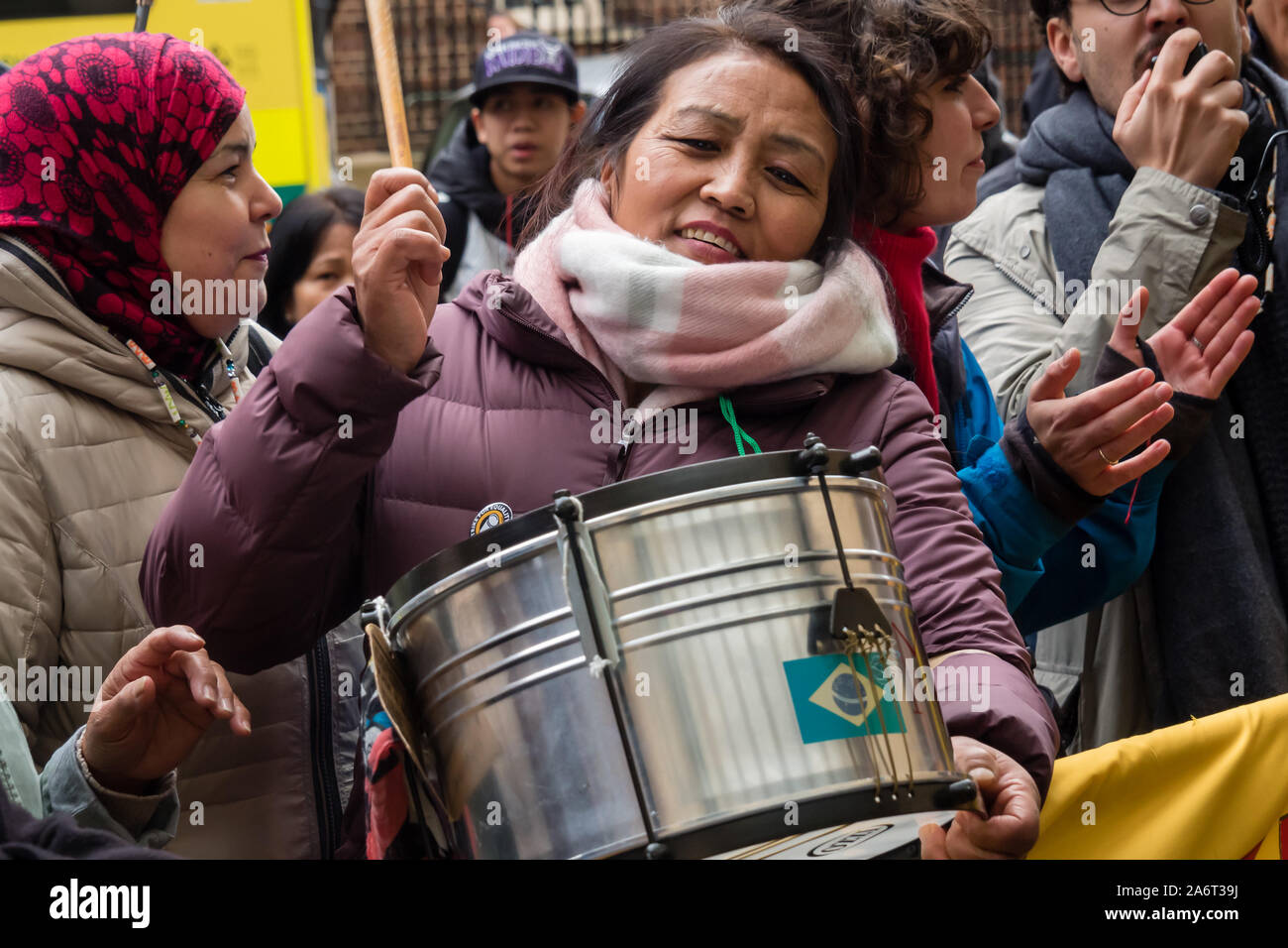 Londra, Regno Unito. Il 28 ottobre 2019. I lavoratori in outsourcing presso l'ospedale St Mary Paddington appartenenti alla Unione UVW protesta fragoroso e danza sulla prima di quindici giorni in programma di scioperi. Circa 200 pulitori, facchini e ristoratori, tutti i migranti e soprattutto le donne occupate dall'altamente redditizio multinazionale SODEXO sono pagato £6-10.000 per ogni anno in meno rispetto ai loro colleghi di NHS di un voto simile, ottenere di gran lunga inferiore minimo legale termini e condizioni e la società ha rifiutato di rispettare i suoi obblighi giuridici per vaccinare il loro. Essi esigono la parità di retribuzione e di condizioni e di trattamento. Peter Marshall / Alamy Live News Foto Stock