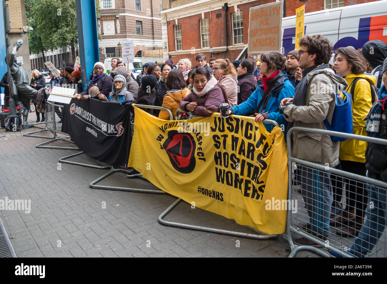 Londra, Regno Unito. Il 28 ottobre 2019. I lavoratori in outsourcing presso l'ospedale St Mary Paddington appartenenti alla Unione UVW protesta fragoroso e danza sulla prima di quindici giorni in programma di scioperi. Circa 200 pulitori, facchini e ristoratori, tutti i migranti e soprattutto le donne occupate dall'altamente redditizio multinazionale SODEXO sono pagato £6-10.000 per ogni anno in meno rispetto ai loro colleghi di NHS di un voto simile, ottenere di gran lunga inferiore minimo legale termini e condizioni e la società ha rifiutato di rispettare i suoi obblighi giuridici per vaccinare il loro. Essi esigono la parità di retribuzione e di condizioni e di trattamento. Peter Marshall / Alamy Live News Foto Stock
