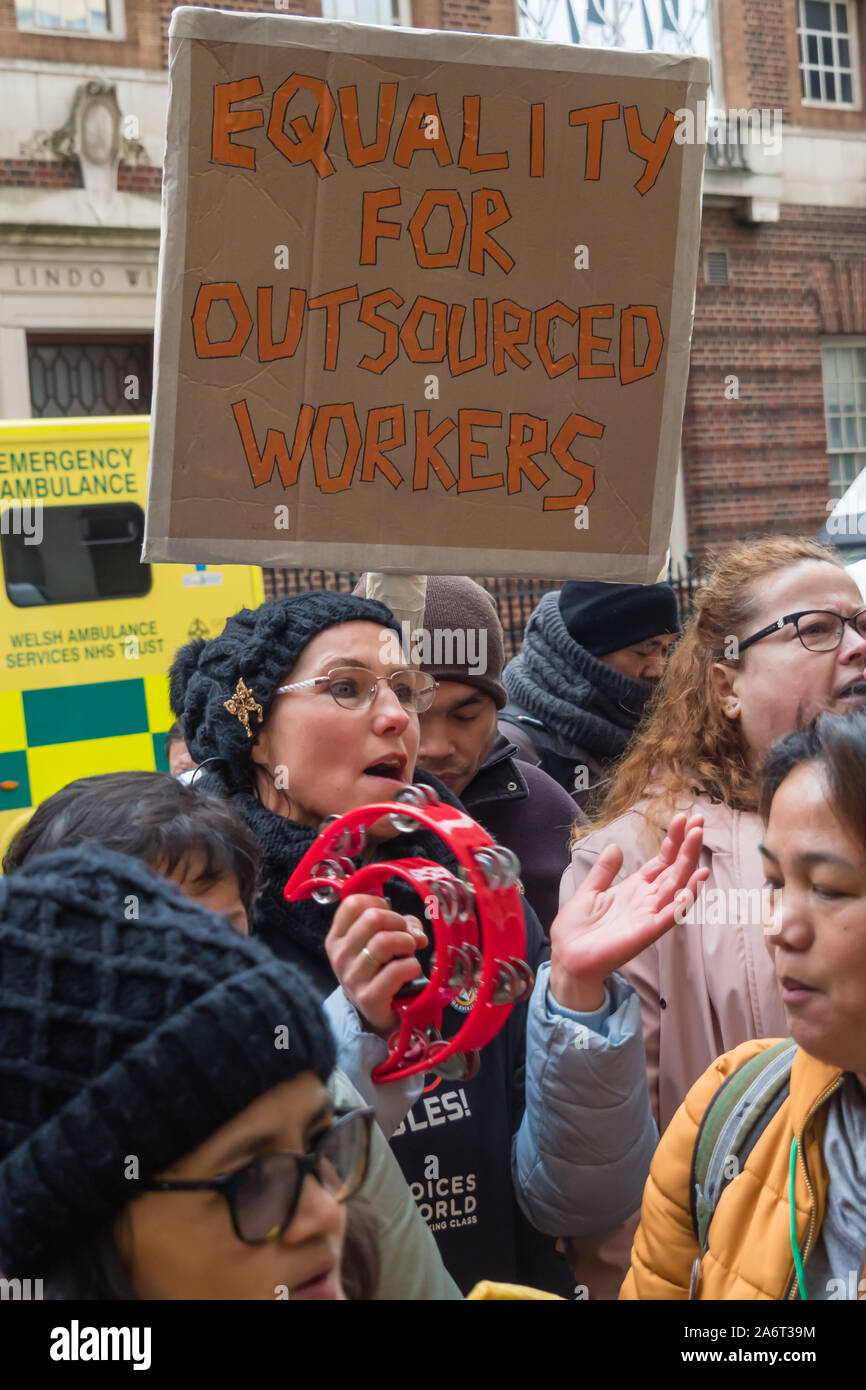 Londra, Regno Unito. Il 28 ottobre 2019. I lavoratori in outsourcing presso l'ospedale St Mary Paddington appartenenti alla Unione UVW protesta fragoroso e danza sulla prima di quindici giorni in programma di scioperi. Circa 200 pulitori, facchini e ristoratori, tutti i migranti e soprattutto le donne occupate dall'altamente redditizio multinazionale SODEXO sono pagato £6-10.000 per ogni anno in meno rispetto ai loro colleghi di NHS di un voto simile, ottenere di gran lunga inferiore minimo legale termini e condizioni e la società ha rifiutato di rispettare i suoi obblighi giuridici per vaccinare il loro. Essi esigono la parità di retribuzione e di condizioni e di trattamento. Peter Marshall / Alamy Live News Foto Stock