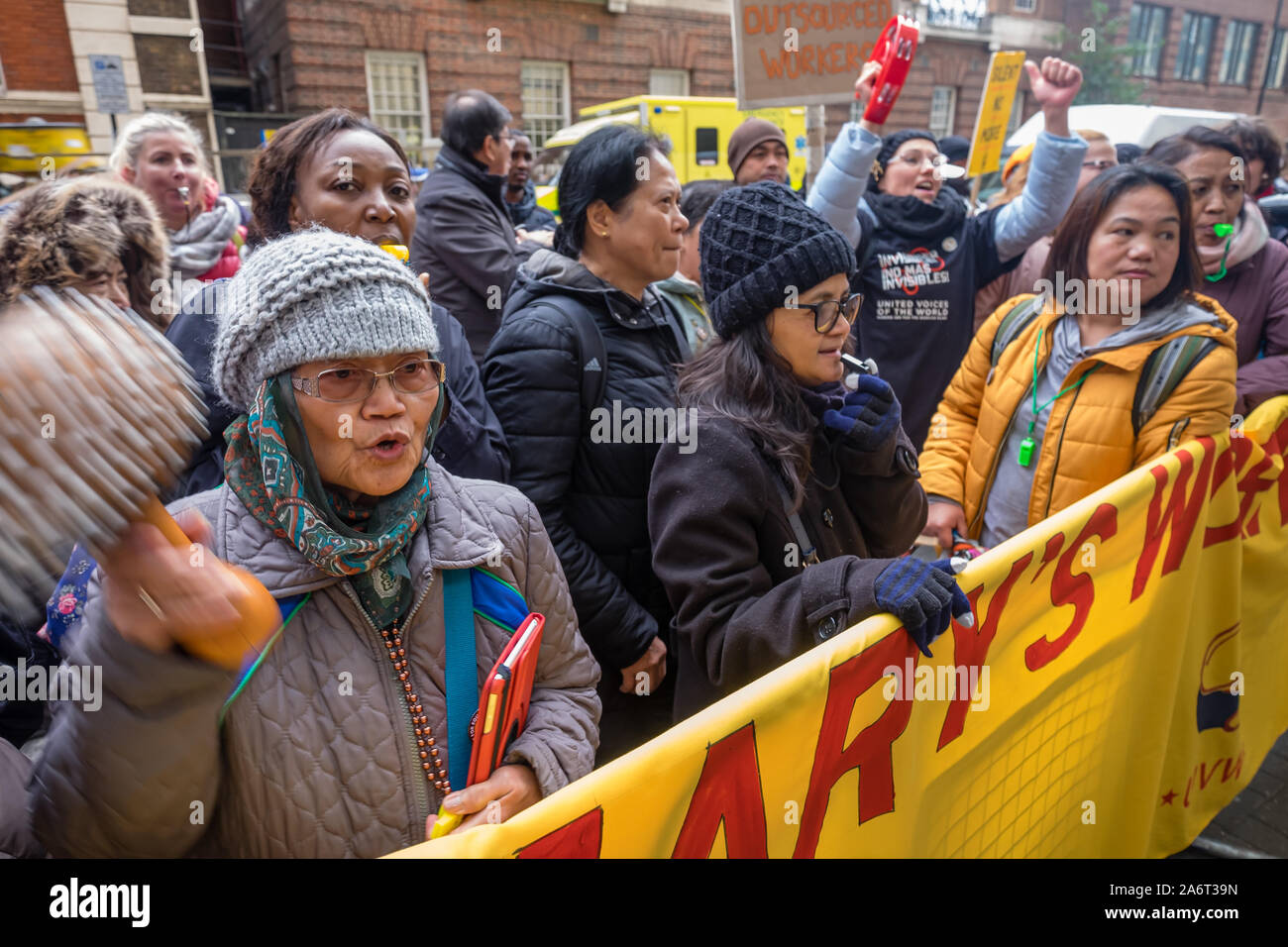 Londra, Regno Unito. Il 28 ottobre 2019. I lavoratori in outsourcing presso l'ospedale St Mary Paddington appartenenti alla Unione UVW protesta fragoroso e danza sulla prima di quindici giorni in programma di scioperi. Circa 200 pulitori, facchini e ristoratori, tutti i migranti e soprattutto le donne occupate dall'altamente redditizio multinazionale SODEXO sono pagato £6-10.000 per ogni anno in meno rispetto ai loro colleghi di NHS di un voto simile, ottenere di gran lunga inferiore minimo legale termini e condizioni e la società ha rifiutato di rispettare i suoi obblighi giuridici per vaccinare il loro. Essi esigono la parità di retribuzione e di condizioni e di trattamento. Peter Marshall / Alamy Live News Foto Stock
