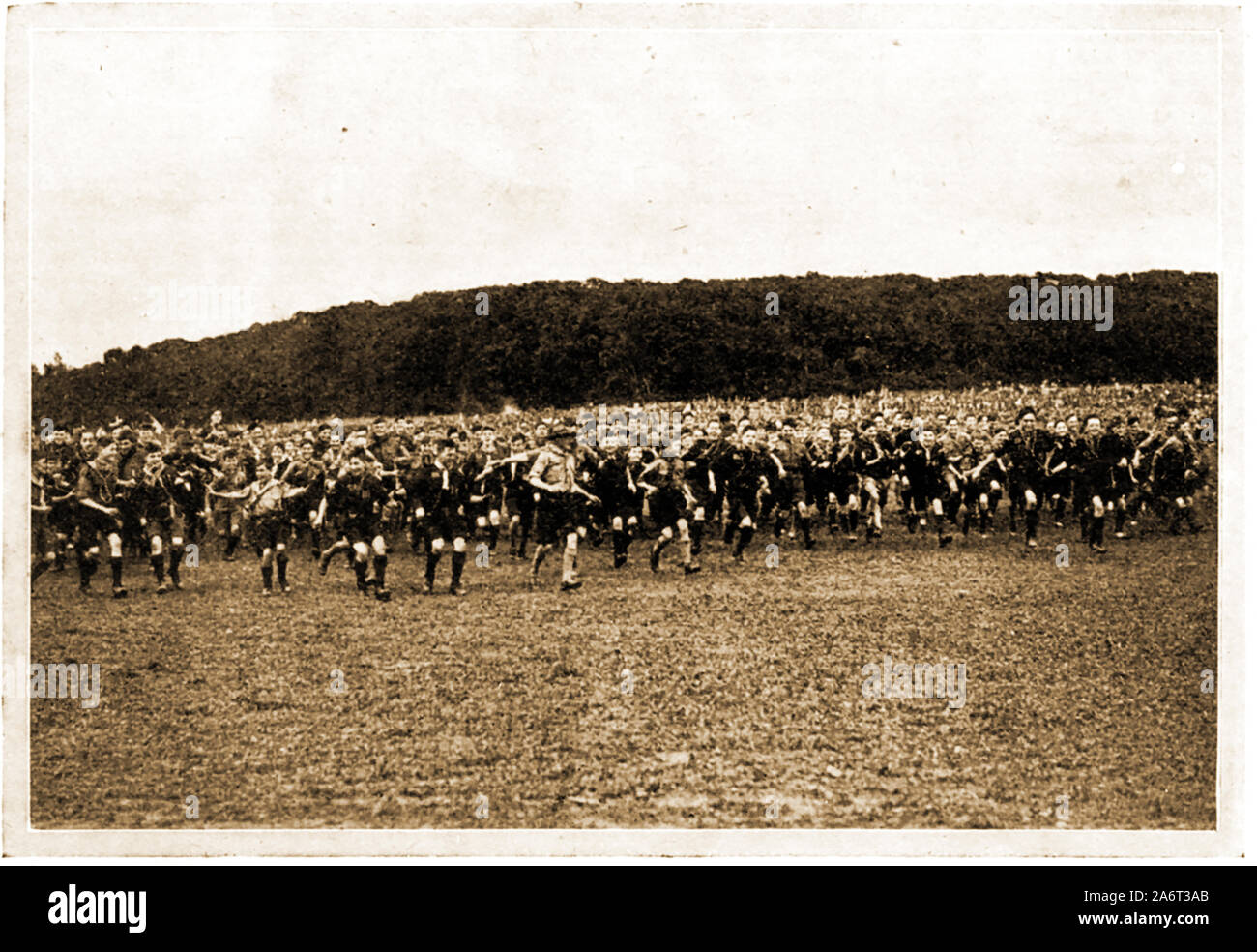 Un post WWII Boy Scout Jamboree fotografato in una posizione sconosciuta. Gli scout sono ritenute essere britannici - World Scout Jamborees si sono svolte a Londra (1920); Ermelunden, Danimarca (1924); Upton, MERSEYSIDE REGNO UNITO (1929);Gödöllő, Ungheria (1933); Bloemendaal, Paesi Bassi (1937); Moison, Francia (1947);Bad Ischl Austria (1951); Sutton Park, Warwickshire, Regno Unito (1957) e in altre sedi in quanto. Foto Stock