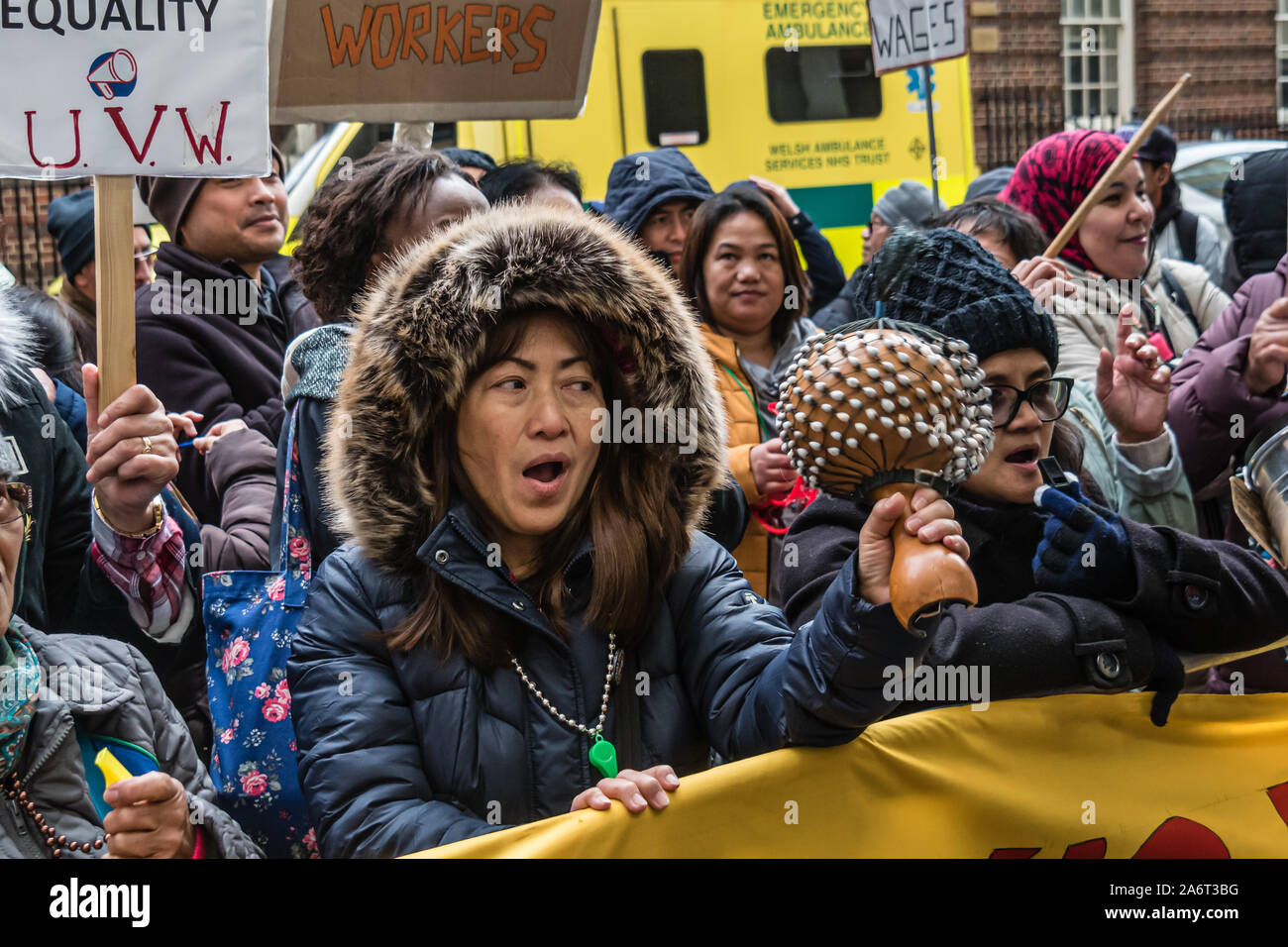 Londra, Regno Unito. Il 28 ottobre 2019. I lavoratori in outsourcing presso l'ospedale St Mary Paddington appartenenti alla Unione UVW protesta fragoroso e danza sulla prima di quindici giorni in programma di scioperi. Circa 200 pulitori, facchini e ristoratori, tutti i migranti e soprattutto le donne occupate dall'altamente redditizio multinazionale SODEXO sono pagato £6-10.000 per ogni anno in meno rispetto ai loro colleghi di NHS di un voto simile, ottenere di gran lunga inferiore minimo legale termini e condizioni e la società ha rifiutato di rispettare i suoi obblighi giuridici per vaccinare il loro. Essi esigono la parità di retribuzione e di condizioni e di trattamento. Peter Marshall / Alamy Live News Foto Stock