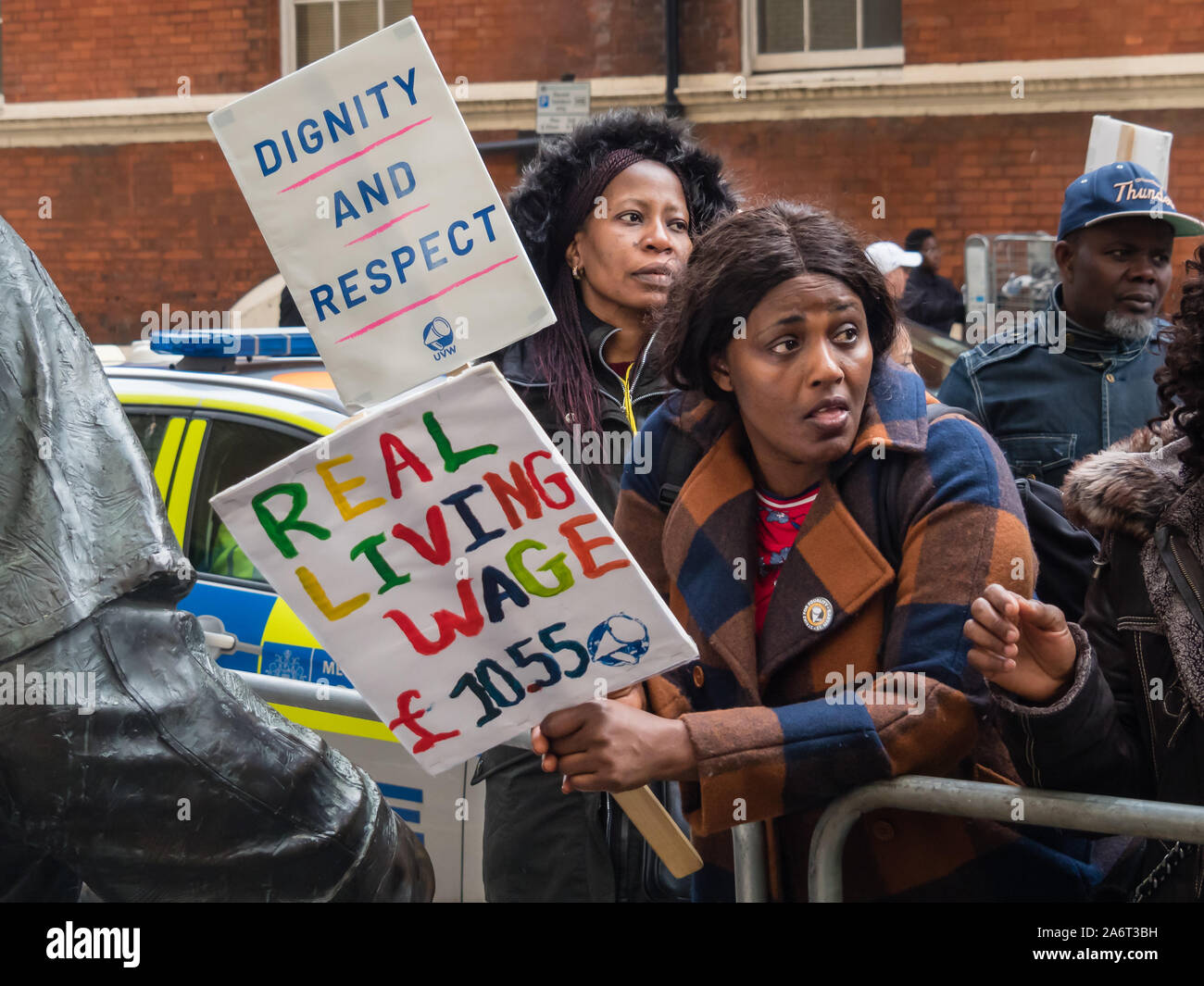 Londra, Regno Unito. Il 28 ottobre 2019. I lavoratori in outsourcing presso l'ospedale St Mary Paddington appartenenti alla Unione UVW protesta fragoroso e danza sulla prima di quindici giorni in programma di scioperi. Circa 200 pulitori, facchini e ristoratori, tutti i migranti e soprattutto le donne occupate dall'altamente redditizio multinazionale SODEXO sono pagato £6-10.000 per ogni anno in meno rispetto ai loro colleghi di NHS di un voto simile, ottenere di gran lunga inferiore minimo legale termini e condizioni e la società ha rifiutato di rispettare i suoi obblighi giuridici per vaccinare il loro. Essi esigono la parità di retribuzione e di condizioni e di trattamento. Peter Marshall / Alamy Live News Foto Stock