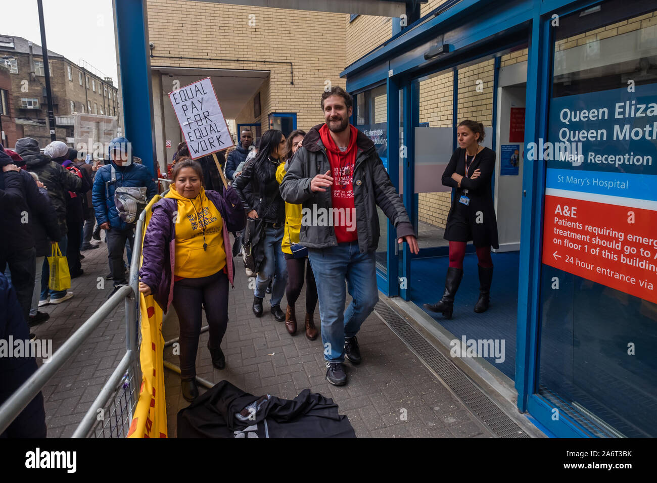 Londra, Regno Unito. Il 28 ottobre 2019. I lavoratori in outsourcing presso l'ospedale St Mary Paddington appartenenti alla Unione UVW protesta fragoroso e danza sulla prima di quindici giorni in programma di scioperi. Circa 200 pulitori, facchini e ristoratori, tutti i migranti e soprattutto le donne occupate dall'altamente redditizio multinazionale SODEXO sono pagato £6-10.000 per ogni anno in meno rispetto ai loro colleghi di NHS di un voto simile, ottenere di gran lunga inferiore minimo legale termini e condizioni e la società ha rifiutato di rispettare i suoi obblighi giuridici per vaccinare il loro. Essi esigono la parità di retribuzione e di condizioni e di trattamento. Peter Marshall / Alamy Live News Foto Stock