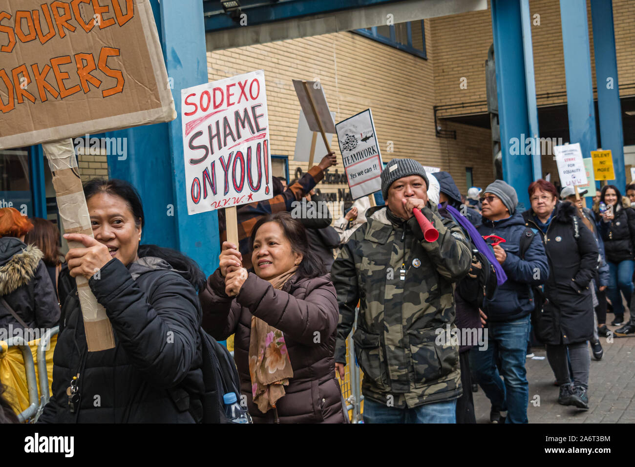 Londra, Regno Unito. Il 28 ottobre 2019. I lavoratori in outsourcing presso l'ospedale St Mary Paddington appartenenti alla Unione UVW protesta fragoroso e danza sulla prima di quindici giorni in programma di scioperi. Circa 200 pulitori, facchini e ristoratori, tutti i migranti e soprattutto le donne occupate dall'altamente redditizio multinazionale SODEXO sono pagato £6-10.000 per ogni anno in meno rispetto ai loro colleghi di NHS di un voto simile, ottenere di gran lunga inferiore minimo legale termini e condizioni e la società ha rifiutato di rispettare i suoi obblighi giuridici per vaccinare il loro. Essi esigono la parità di retribuzione e di condizioni e di trattamento. Peter Marshall / Alamy Live News Foto Stock