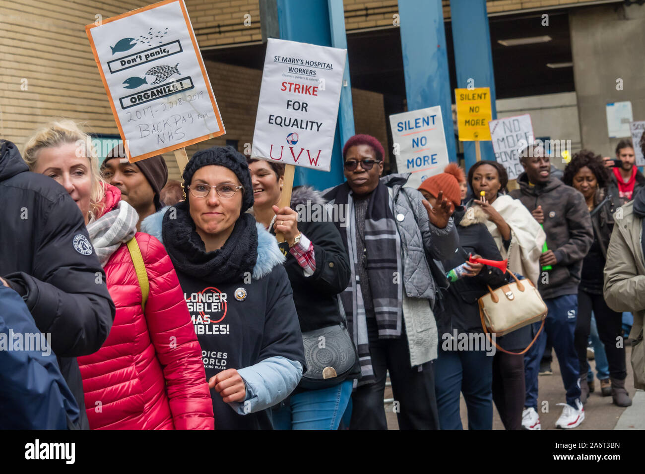 Londra, Regno Unito. Il 28 ottobre 2019. I lavoratori in outsourcing presso l'ospedale St Mary Paddington appartenenti alla Unione UVW protesta fragoroso e danza sulla prima di quindici giorni in programma di scioperi. Circa 200 pulitori, facchini e ristoratori, tutti i migranti e soprattutto le donne occupate dall'altamente redditizio multinazionale SODEXO sono pagato £6-10.000 per ogni anno in meno rispetto ai loro colleghi di NHS di un voto simile, ottenere di gran lunga inferiore minimo legale termini e condizioni e la società ha rifiutato di rispettare i suoi obblighi giuridici per vaccinare il loro. Essi esigono la parità di retribuzione e di condizioni e di trattamento. Peter Marshall / Alamy Live News Foto Stock