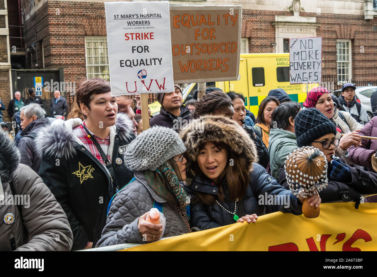 Londra, Regno Unito. Il 28 ottobre 2019. I lavoratori in outsourcing presso l'ospedale St Mary Paddington appartenenti alla Unione UVW protesta fragoroso e danza sulla prima di quindici giorni in programma di scioperi. Circa 200 pulitori, facchini e ristoratori, tutti i migranti e soprattutto le donne occupate dall'altamente redditizio multinazionale SODEXO sono pagato £6-10.000 per ogni anno in meno rispetto ai loro colleghi di NHS di un voto simile, ottenere di gran lunga inferiore minimo legale termini e condizioni e la società ha rifiutato di rispettare i suoi obblighi giuridici per vaccinare il loro. Essi esigono la parità di retribuzione e di condizioni e di trattamento. Peter Marshall / Alamy Live News Foto Stock