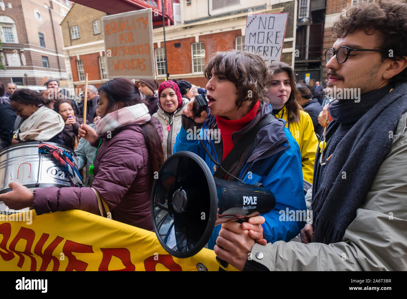 Londra, Regno Unito. Il 28 ottobre 2019. I lavoratori in outsourcing presso l'ospedale St Mary Paddington appartenenti alla Unione UVW protesta fragoroso e danza sulla prima di quindici giorni in programma di scioperi. Circa 200 pulitori, facchini e ristoratori, tutti i migranti e soprattutto le donne occupate dall'altamente redditizio multinazionale SODEXO sono pagato £6-10.000 per ogni anno in meno rispetto ai loro colleghi di NHS di un voto simile, ottenere di gran lunga inferiore minimo legale termini e condizioni e la società ha rifiutato di rispettare i suoi obblighi giuridici per vaccinare il loro. Essi esigono la parità di retribuzione e di condizioni e di trattamento. Peter Marshall / Alamy Live News Foto Stock