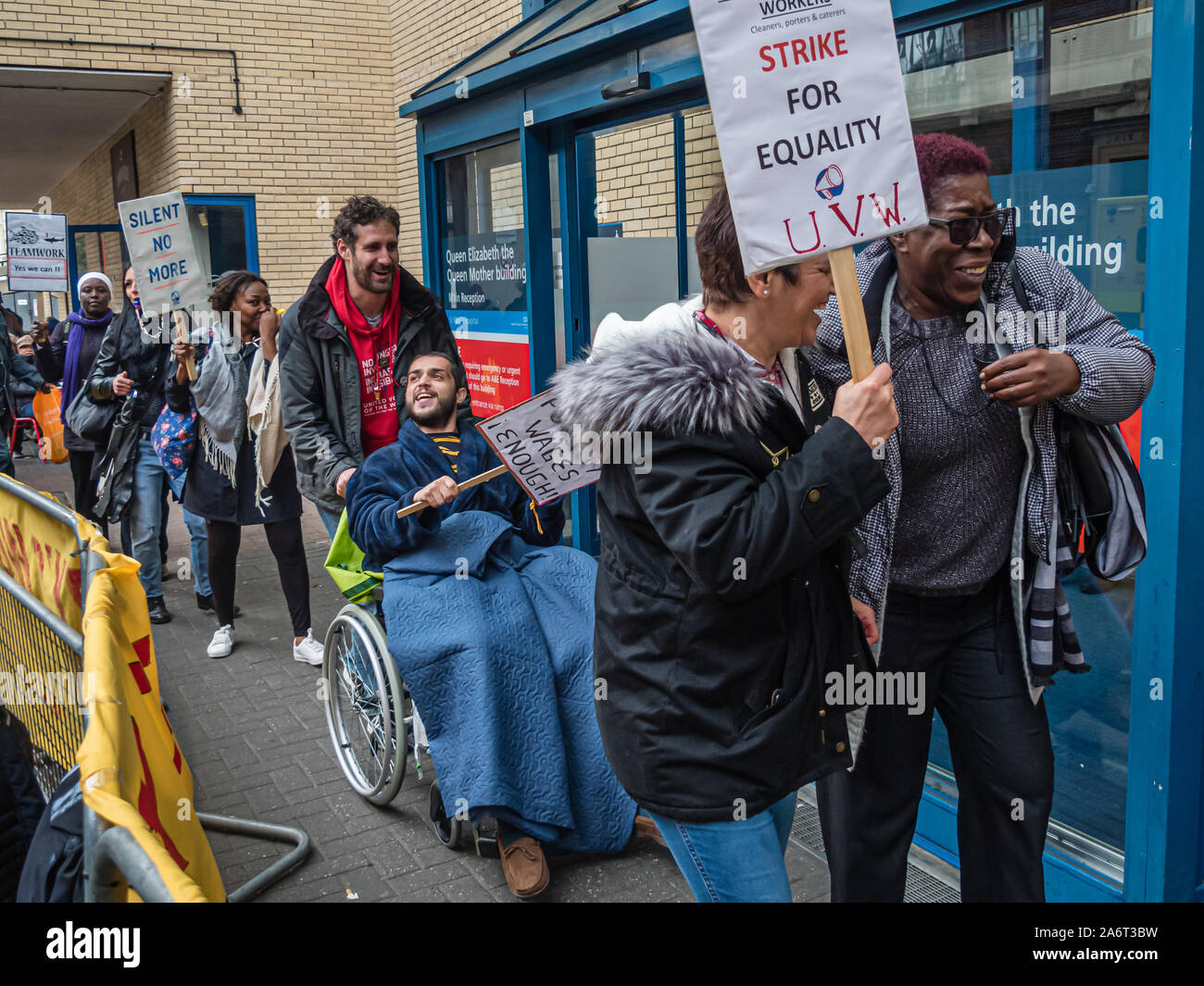 Londra, Regno Unito. Il 28 ottobre 2019. I lavoratori in outsourcing presso l'ospedale St Mary Paddington appartenenti alla Unione UVW protesta fragoroso e danza sulla prima di quindici giorni in programma di scioperi. Circa 200 pulitori, facchini e ristoratori, tutti i migranti e soprattutto le donne occupate dall'altamente redditizio multinazionale SODEXO sono pagato £6-10.000 per ogni anno in meno rispetto ai loro colleghi di NHS di un voto simile, ottenere di gran lunga inferiore minimo legale termini e condizioni e la società ha rifiutato di rispettare i suoi obblighi giuridici per vaccinare il loro. Essi esigono la parità di retribuzione e di condizioni e di trattamento. Peter Marshall / Alamy Live News Foto Stock