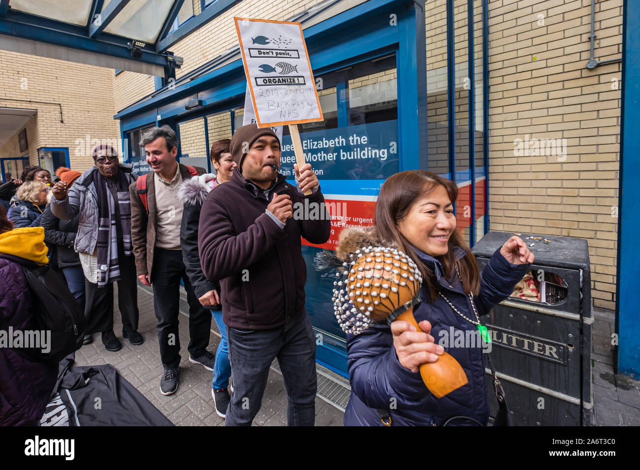 Londra, Regno Unito. Il 28 ottobre 2019. I lavoratori in outsourcing presso l'ospedale St Mary Paddington appartenenti alla Unione UVW protesta fragoroso e danza sulla prima di quindici giorni in programma di scioperi. Circa 200 pulitori, facchini e ristoratori, tutti i migranti e soprattutto le donne occupate dall'altamente redditizio multinazionale SODEXO sono pagato £6-10.000 per ogni anno in meno rispetto ai loro colleghi di NHS di un voto simile, ottenere di gran lunga inferiore minimo legale termini e condizioni e la società ha rifiutato di rispettare i suoi obblighi giuridici per vaccinare il loro. Essi esigono la parità di retribuzione e di condizioni e di trattamento. Peter Marshall / Alamy Live News Foto Stock