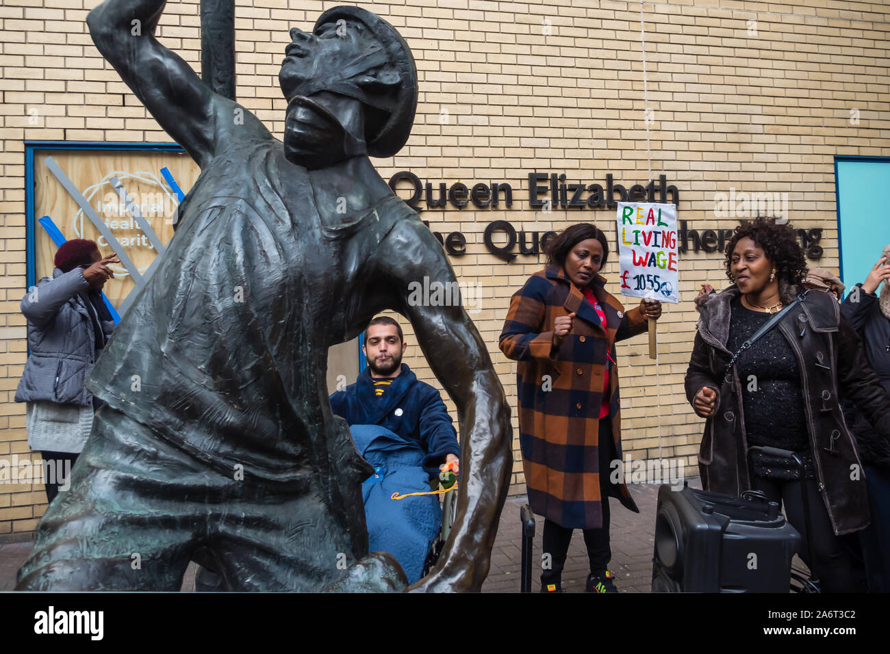 Londra, Regno Unito. Il 28 ottobre 2019. I lavoratori in outsourcing presso l'ospedale St Mary Paddington appartenenti alla Unione UVW protesta fragoroso e danza sulla prima di quindici giorni in programma di scioperi. Circa 200 pulitori, facchini e ristoratori, tutti i migranti e soprattutto le donne occupate dall'altamente redditizio multinazionale SODEXO sono pagato £6-10.000 per ogni anno in meno rispetto ai loro colleghi di NHS di un voto simile, ottenere di gran lunga inferiore minimo legale termini e condizioni e la società ha rifiutato di rispettare i suoi obblighi giuridici per vaccinare il loro. Essi esigono la parità di retribuzione e di condizioni e di trattamento. Peter Marshall / Alamy Live News Foto Stock