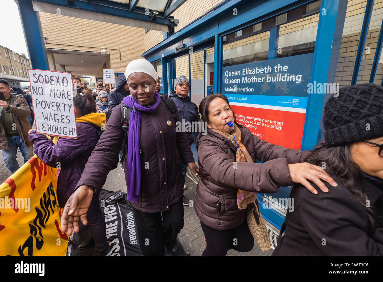 Londra, Regno Unito. Il 28 ottobre 2019. I lavoratori in outsourcing presso l'ospedale St Mary Paddington appartenenti alla Unione UVW protesta fragoroso e danza sulla prima di quindici giorni in programma di scioperi. Circa 200 pulitori, facchini e ristoratori, tutti i migranti e soprattutto le donne occupate dall'altamente redditizio multinazionale SODEXO sono pagato £6-10.000 per ogni anno in meno rispetto ai loro colleghi di NHS di un voto simile, ottenere di gran lunga inferiore minimo legale termini e condizioni e la società ha rifiutato di rispettare i suoi obblighi giuridici per vaccinare il loro. Essi esigono la parità di retribuzione e di condizioni e di trattamento. Peter Marshall / Alamy Live News Foto Stock