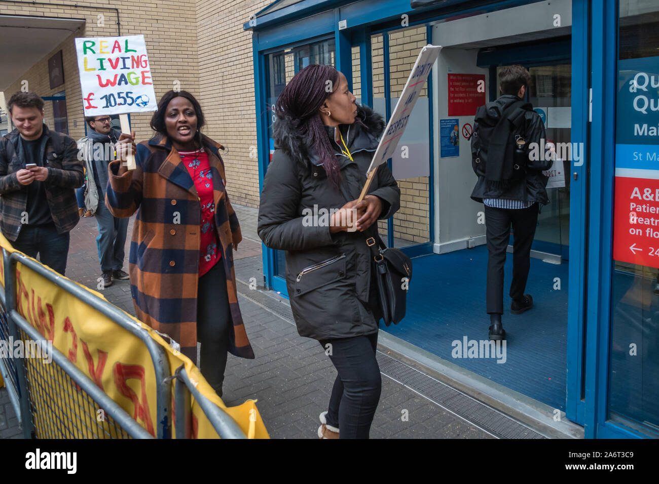 Londra, Regno Unito. Il 28 ottobre 2019. I lavoratori in outsourcing presso l'ospedale St Mary Paddington appartenenti alla Unione UVW protesta fragoroso e danza sulla prima di quindici giorni in programma di scioperi. Circa 200 pulitori, facchini e ristoratori, tutti i migranti e soprattutto le donne occupate dall'altamente redditizio multinazionale SODEXO sono pagato £6-10.000 per ogni anno in meno rispetto ai loro colleghi di NHS di un voto simile, ottenere di gran lunga inferiore minimo legale termini e condizioni e la società ha rifiutato di rispettare i suoi obblighi giuridici per vaccinare il loro. Essi esigono la parità di retribuzione e di condizioni e di trattamento. Peter Marshall / Alamy Live News Foto Stock