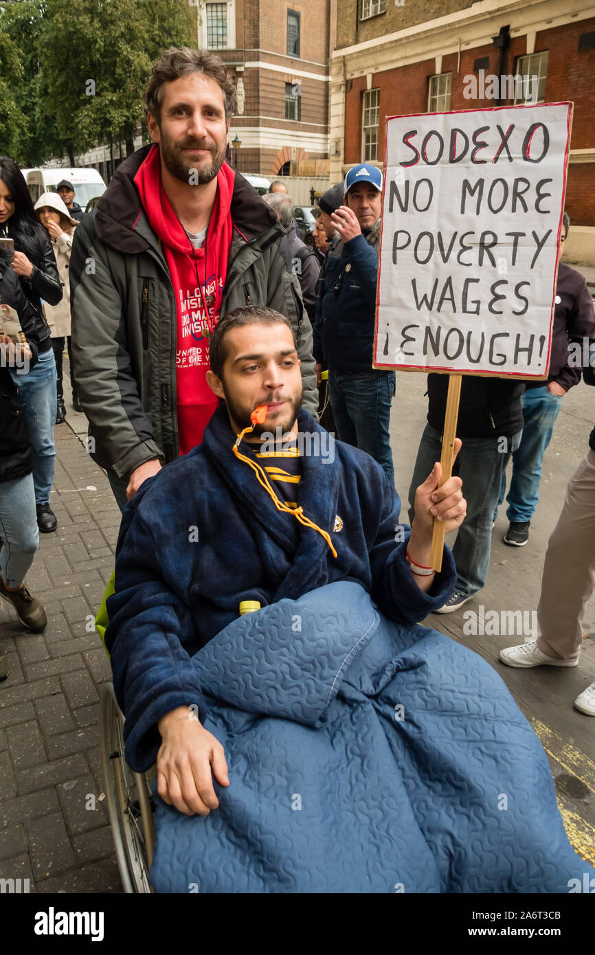 Londra, Regno Unito. Il 28 ottobre 2019. I lavoratori in outsourcing presso l'ospedale St Mary Paddington appartenenti alla Unione UVW protesta fragoroso e danza sulla prima di quindici giorni in programma di scioperi. Circa 200 pulitori, facchini e ristoratori, tutti i migranti e soprattutto le donne occupate dall'altamente redditizio multinazionale SODEXO sono pagato £6-10.000 per ogni anno in meno rispetto ai loro colleghi di NHS di un voto simile, ottenere di gran lunga inferiore minimo legale termini e condizioni e la società ha rifiutato di rispettare i suoi obblighi giuridici per vaccinare il loro. Essi esigono la parità di retribuzione e di condizioni e di trattamento. Peter Marshall / Alamy Live News Foto Stock