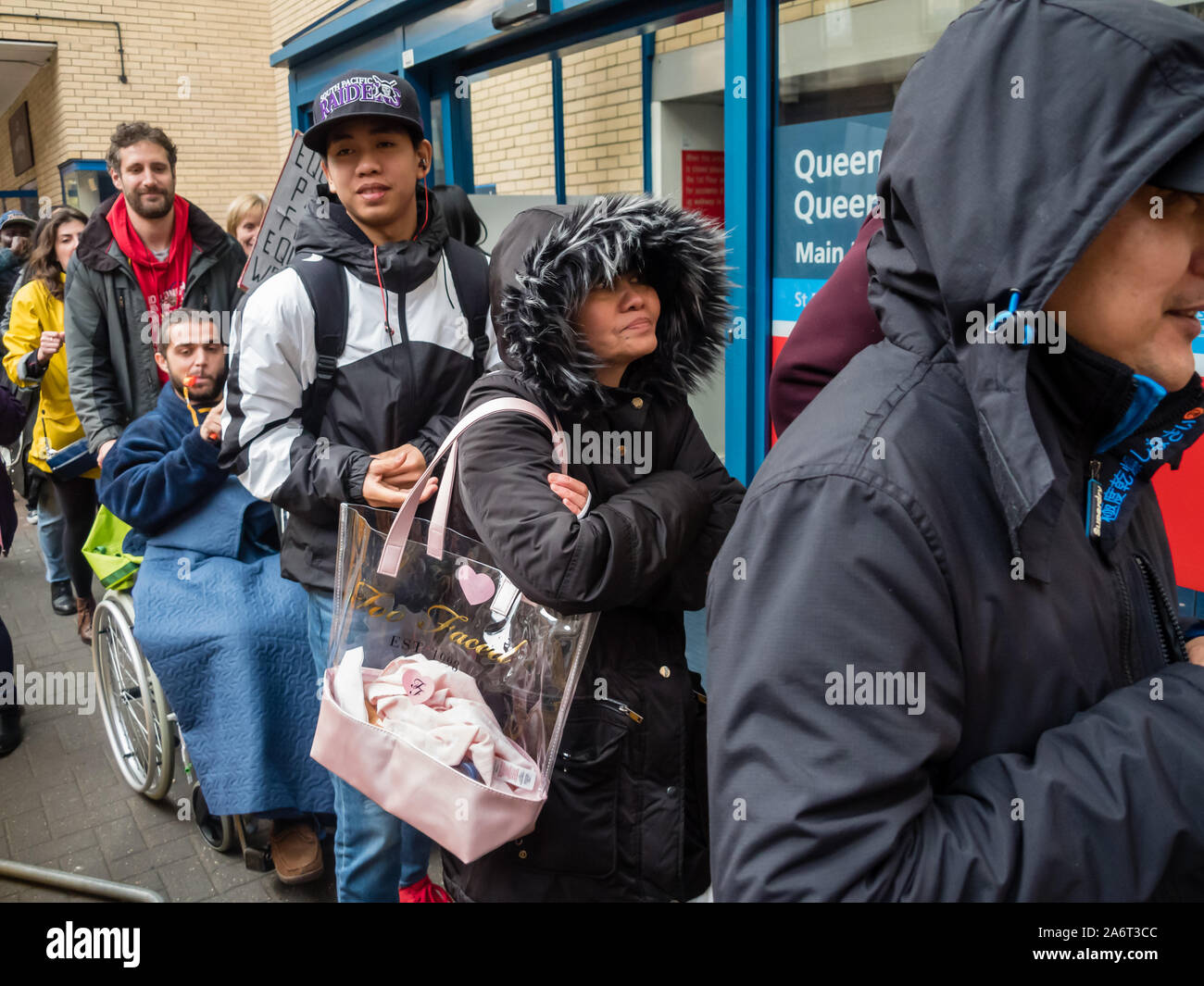 Londra, Regno Unito. Il 28 ottobre 2019. I lavoratori in outsourcing presso l'ospedale St Mary Paddington appartenenti alla Unione UVW protesta fragoroso e danza sulla prima di quindici giorni in programma di scioperi. Circa 200 pulitori, facchini e ristoratori, tutti i migranti e soprattutto le donne occupate dall'altamente redditizio multinazionale SODEXO sono pagato £6-10.000 per ogni anno in meno rispetto ai loro colleghi di NHS di un voto simile, ottenere di gran lunga inferiore minimo legale termini e condizioni e la società ha rifiutato di rispettare i suoi obblighi giuridici per vaccinare il loro. Essi esigono la parità di retribuzione e di condizioni e di trattamento. Peter Marshall / Alamy Live News Foto Stock