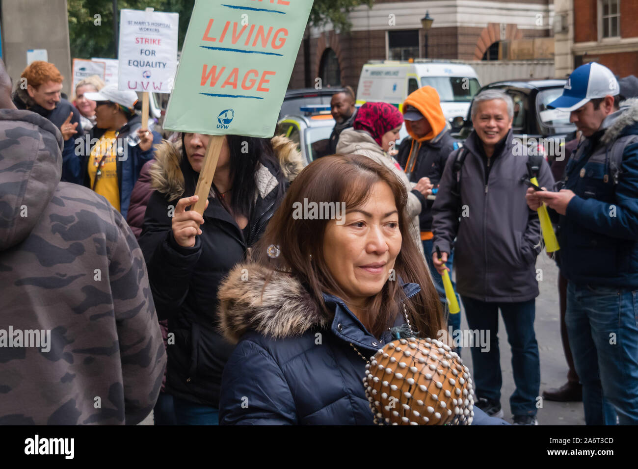 Londra, Regno Unito. Il 28 ottobre 2019. I lavoratori in outsourcing presso l'ospedale St Mary Paddington appartenenti alla Unione UVW protesta fragoroso e danza sulla prima di quindici giorni in programma di scioperi. Circa 200 pulitori, facchini e ristoratori, tutti i migranti e soprattutto le donne occupate dall'altamente redditizio multinazionale SODEXO sono pagato £6-10.000 per ogni anno in meno rispetto ai loro colleghi di NHS di un voto simile, ottenere di gran lunga inferiore minimo legale termini e condizioni e la società ha rifiutato di rispettare i suoi obblighi giuridici per vaccinare il loro. Essi esigono la parità di retribuzione e di condizioni e di trattamento. Peter Marshall / Alamy Live News Foto Stock