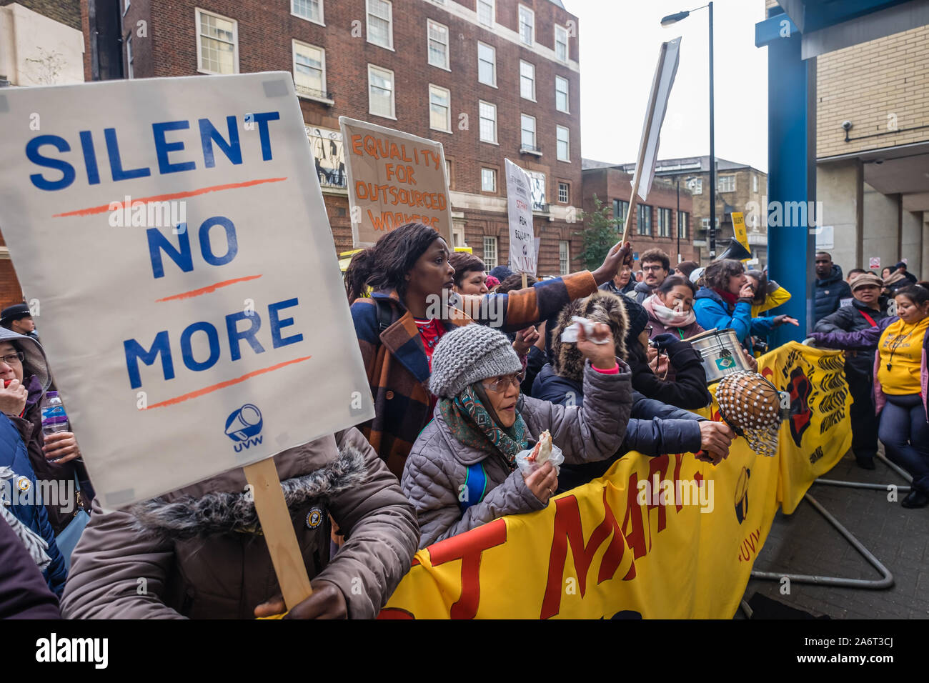 Londra, Regno Unito. Il 28 ottobre 2019. I lavoratori in outsourcing presso l'ospedale St Mary Paddington appartenenti alla Unione UVW protesta fragoroso e danza sulla prima di quindici giorni in programma di scioperi. Circa 200 pulitori, facchini e ristoratori, tutti i migranti e soprattutto le donne occupate dall'altamente redditizio multinazionale SODEXO sono pagato £6-10.000 per ogni anno in meno rispetto ai loro colleghi di NHS di un voto simile, ottenere di gran lunga inferiore minimo legale termini e condizioni e la società ha rifiutato di rispettare i suoi obblighi giuridici per vaccinare il loro. Essi esigono la parità di retribuzione e di condizioni e di trattamento. Peter Marshall / Alamy Live News Foto Stock