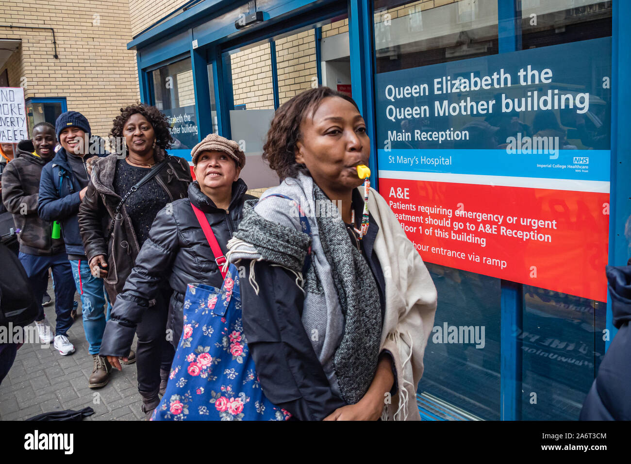 Londra, Regno Unito. Il 28 ottobre 2019. I lavoratori in outsourcing presso l'ospedale St Mary Paddington appartenenti alla Unione UVW protesta fragoroso e danza sulla prima di quindici giorni in programma di scioperi. Circa 200 pulitori, facchini e ristoratori, tutti i migranti e soprattutto le donne occupate dall'altamente redditizio multinazionale SODEXO sono pagato £6-10.000 per ogni anno in meno rispetto ai loro colleghi di NHS di un voto simile, ottenere di gran lunga inferiore minimo legale termini e condizioni e la società ha rifiutato di rispettare i suoi obblighi giuridici per vaccinare il loro. Essi esigono la parità di retribuzione e di condizioni e di trattamento. Peter Marshall / Alamy Live News Foto Stock