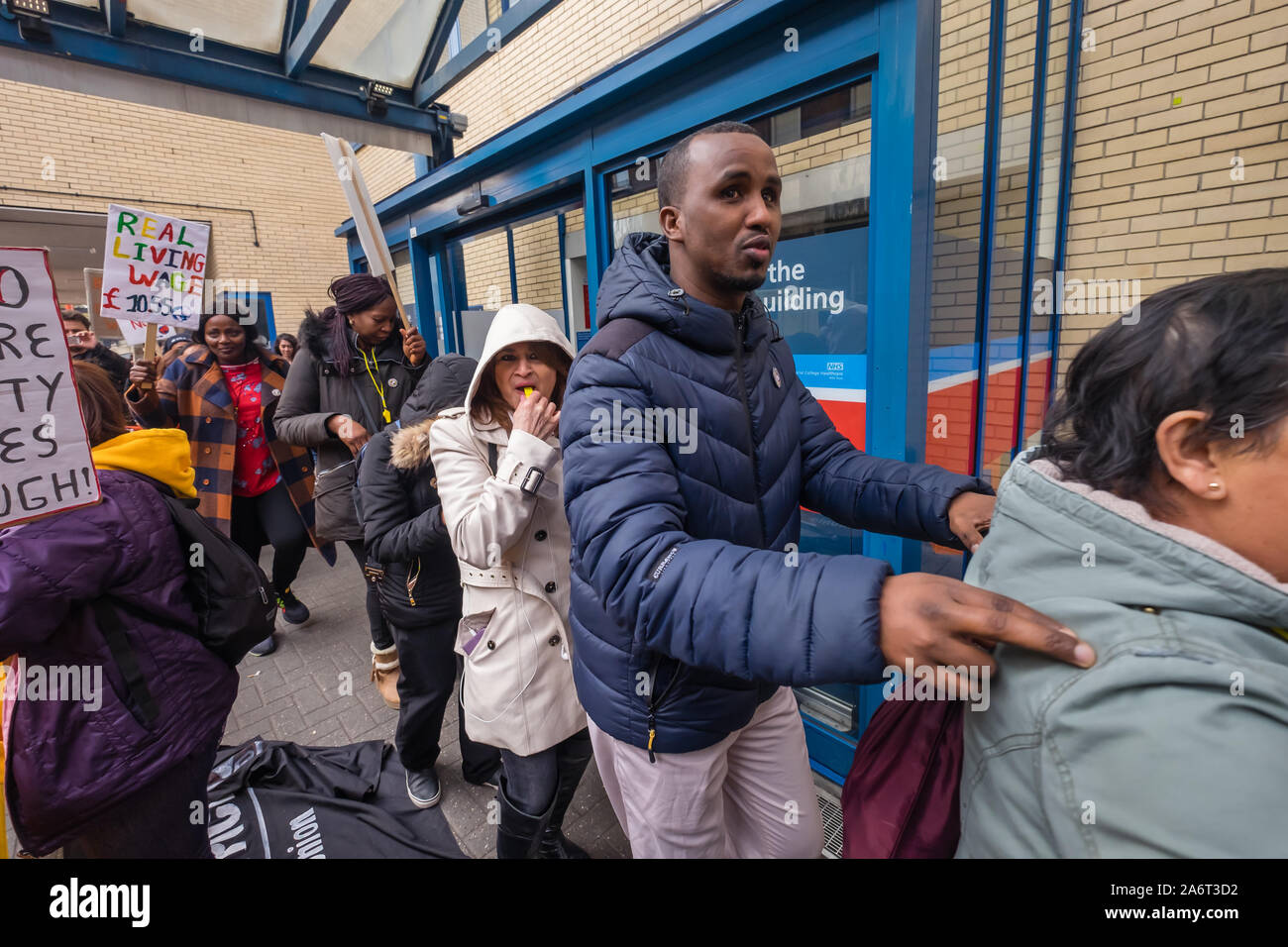 Londra, Regno Unito. Il 28 ottobre 2019. I lavoratori in outsourcing presso l'ospedale St Mary Paddington appartenenti alla Unione UVW protesta fragoroso e danza sulla prima di quindici giorni in programma di scioperi. Circa 200 pulitori, facchini e ristoratori, tutti i migranti e soprattutto le donne occupate dall'altamente redditizio multinazionale SODEXO sono pagato £6-10.000 per ogni anno in meno rispetto ai loro colleghi di NHS di un voto simile, ottenere di gran lunga inferiore minimo legale termini e condizioni e la società ha rifiutato di rispettare i suoi obblighi giuridici per vaccinare il loro. Essi esigono la parità di retribuzione e di condizioni e di trattamento. Peter Marshall / Alamy Live News Foto Stock