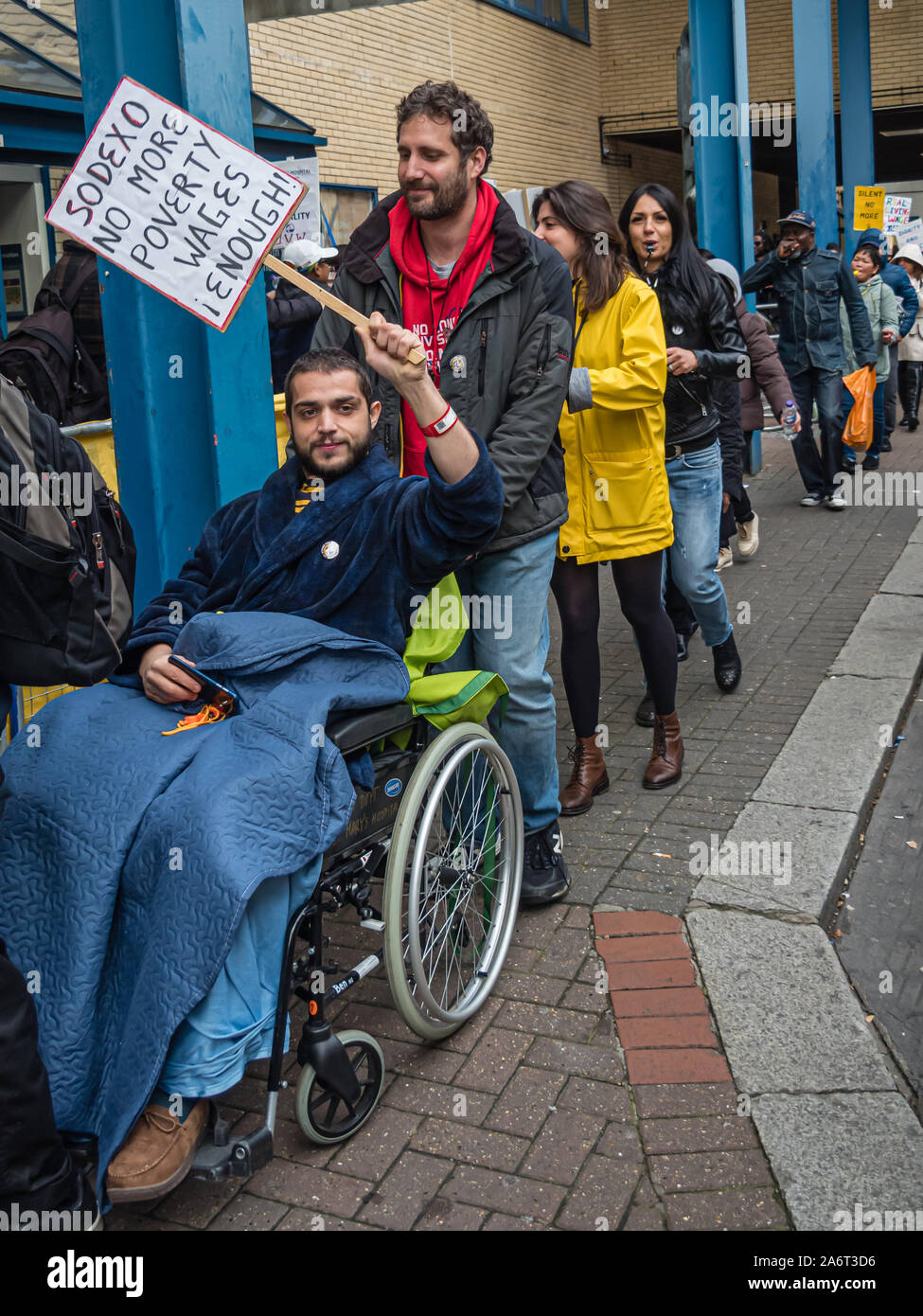 Londra, Regno Unito. Il 28 ottobre 2019. I lavoratori in outsourcing presso l'ospedale St Mary Paddington appartenenti alla Unione UVW protesta fragoroso e danza sulla prima di quindici giorni in programma di scioperi. Circa 200 pulitori, facchini e ristoratori, tutti i migranti e soprattutto le donne occupate dall'altamente redditizio multinazionale SODEXO sono pagato £6-10.000 per ogni anno in meno rispetto ai loro colleghi di NHS di un voto simile, ottenere di gran lunga inferiore minimo legale termini e condizioni e la società ha rifiutato di rispettare i suoi obblighi giuridici per vaccinare il loro. Essi esigono la parità di retribuzione e di condizioni e di trattamento. Peter Marshall / Alamy Live News Foto Stock