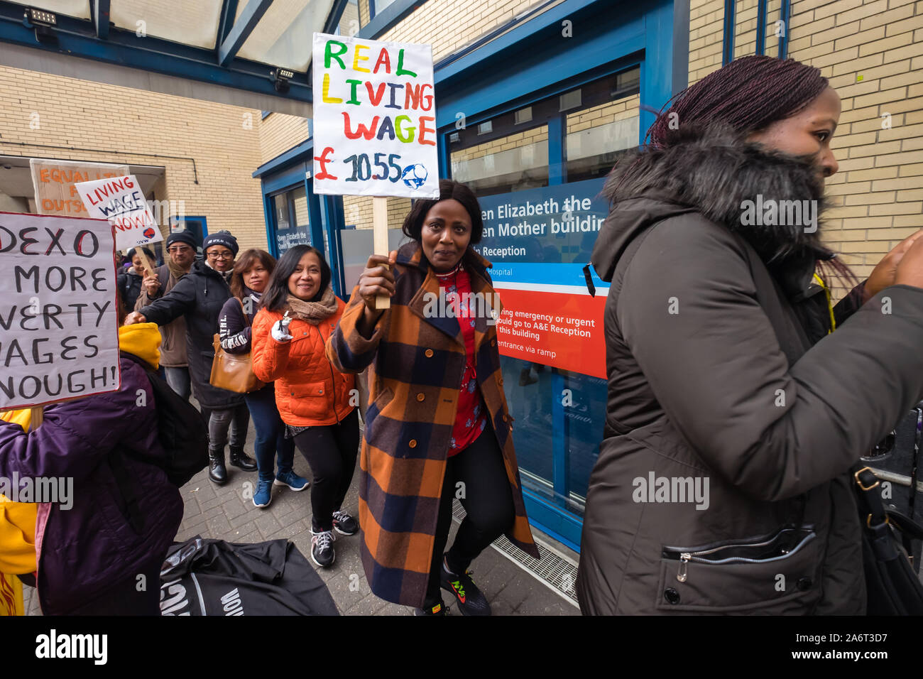 Londra, Regno Unito. Il 28 ottobre 2019. I lavoratori in outsourcing presso l'ospedale St Mary Paddington appartenenti alla Unione UVW protesta fragoroso e danza sulla prima di quindici giorni in programma di scioperi. Circa 200 pulitori, facchini e ristoratori, tutti i migranti e soprattutto le donne occupate dall'altamente redditizio multinazionale SODEXO sono pagato £6-10.000 per ogni anno in meno rispetto ai loro colleghi di NHS di un voto simile, ottenere di gran lunga inferiore minimo legale termini e condizioni e la società ha rifiutato di rispettare i suoi obblighi giuridici per vaccinare il loro. Essi esigono la parità di retribuzione e di condizioni e di trattamento. Peter Marshall / Alamy Live News Foto Stock