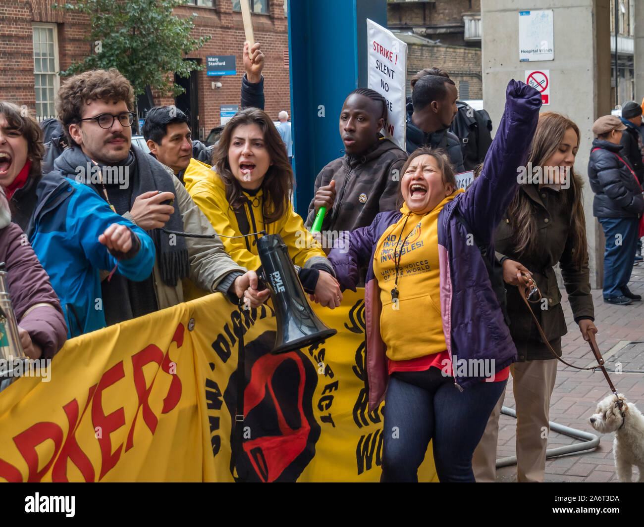 Londra, Regno Unito. Il 28 ottobre 2019. I lavoratori in outsourcing presso l'ospedale St Mary Paddington appartenenti alla Unione UVW protesta fragoroso e danza sulla prima di quindici giorni in programma di scioperi. Circa 200 pulitori, facchini e ristoratori, tutti i migranti e soprattutto le donne occupate dall'altamente redditizio multinazionale SODEXO sono pagato £6-10.000 per ogni anno in meno rispetto ai loro colleghi di NHS di un voto simile, ottenere di gran lunga inferiore minimo legale termini e condizioni e la società ha rifiutato di rispettare i suoi obblighi giuridici per vaccinare il loro. Essi esigono la parità di retribuzione e di condizioni e di trattamento. Peter Marshall / Alamy Live News Foto Stock