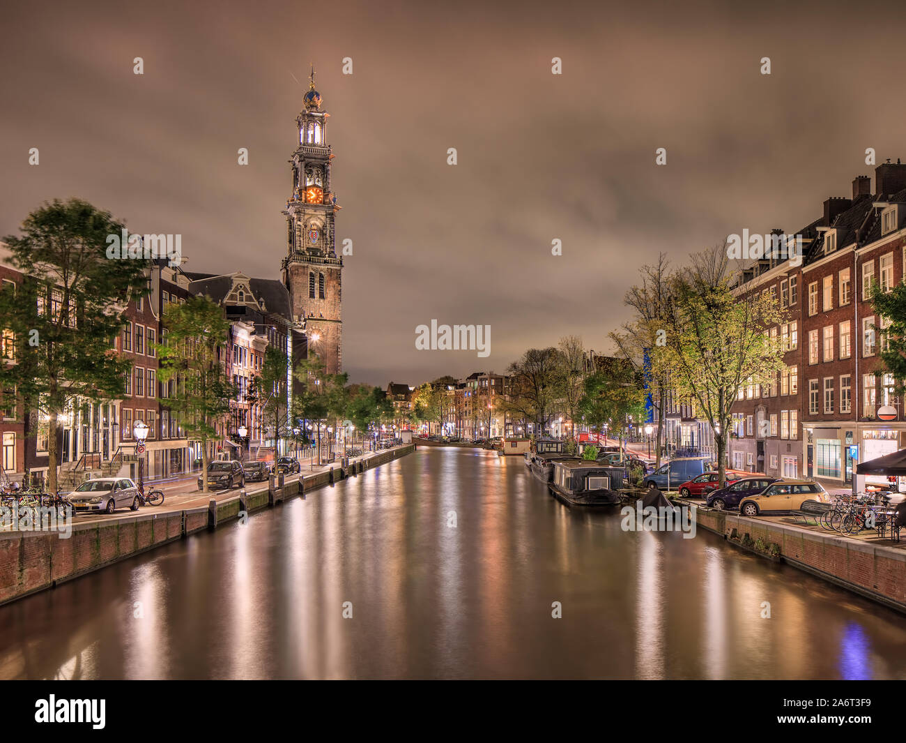 Vista notturna su Prinsengracht in Amsterdam storico canale cinghia. Foto Stock