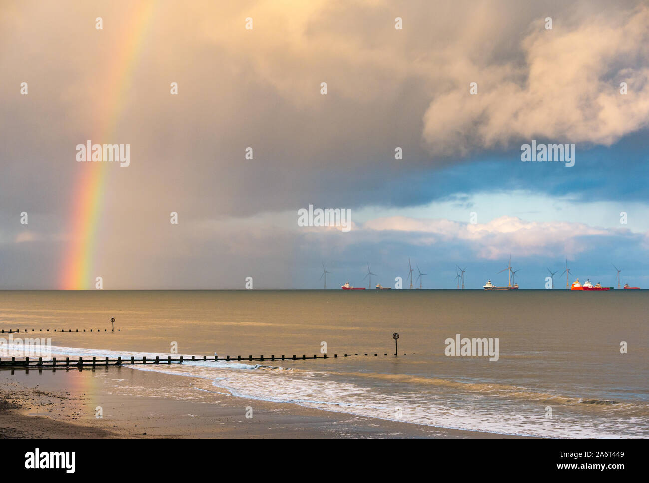 Spiaggia di Aberdeen, Aberdeen Scotland, Regno Unito, 28 ottobre 2019. Regno Unito: Meteo Sole e docce nella città causa un brillante arcobaleno al tramonto sul mare del nord guarda verso il parco eolico in Aberdeen Bay Foto Stock