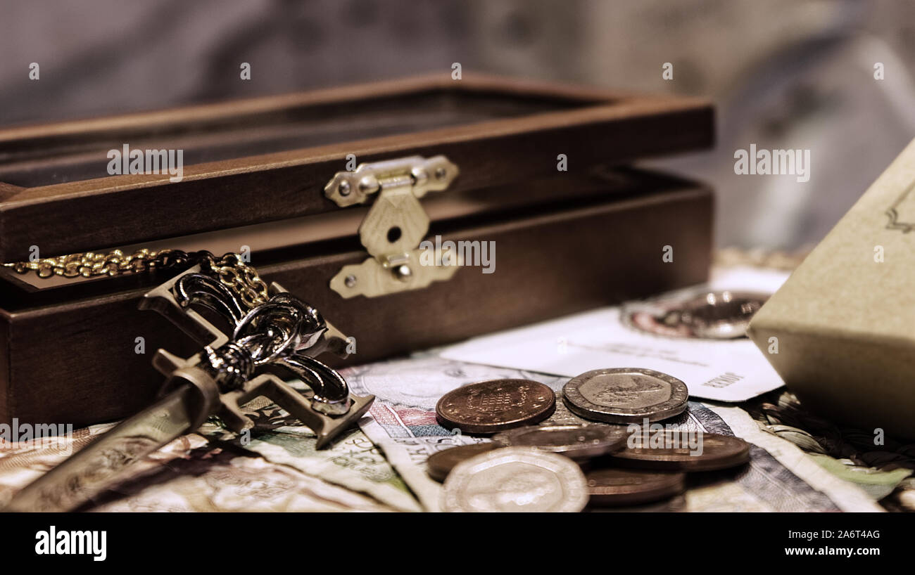 Gli oggetti di antiquariato in una scena elegante Foto Stock