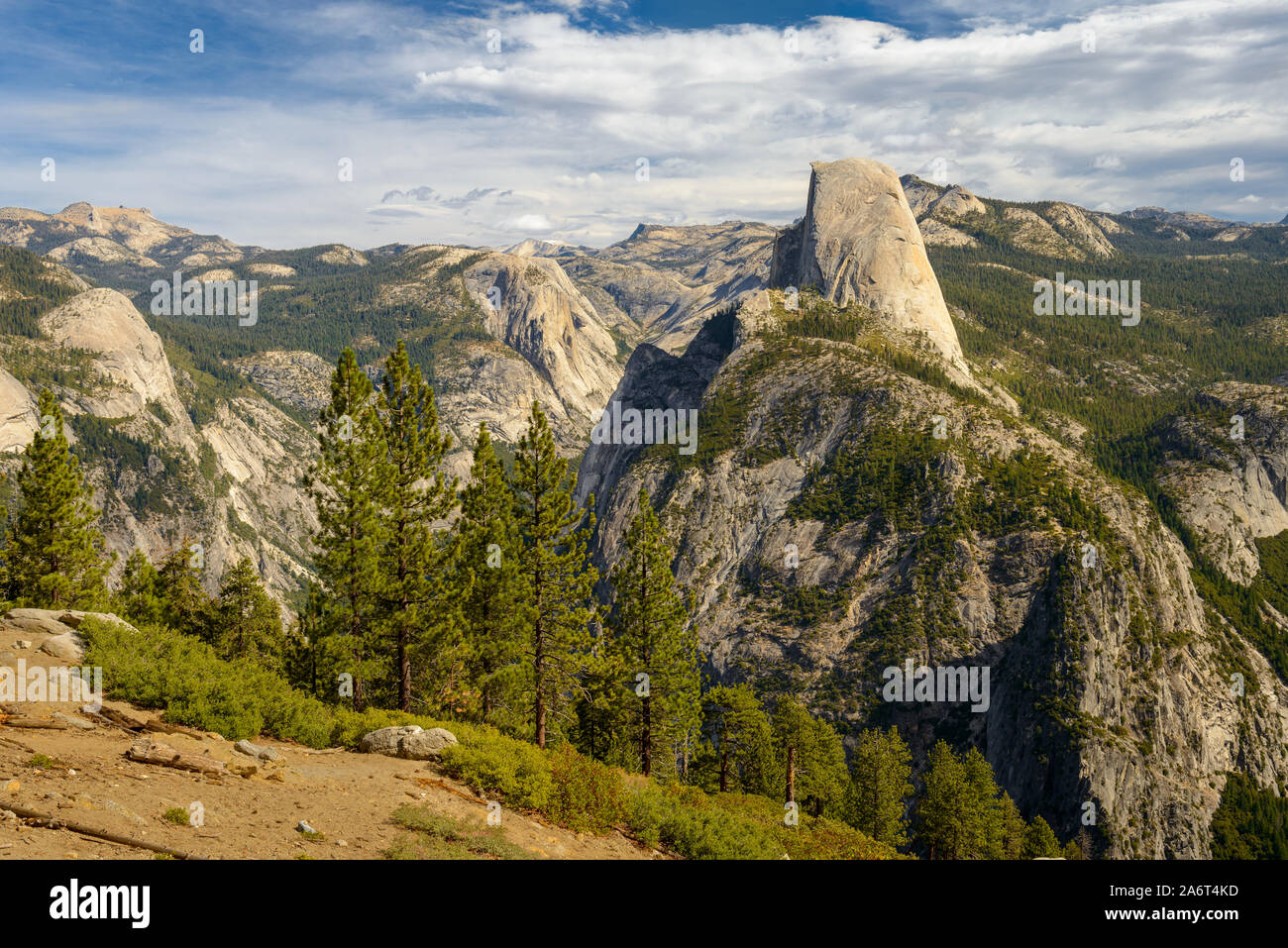Vista la mattina di Half Dome in Yosemite come visto dal punto di Washburn Foto Stock