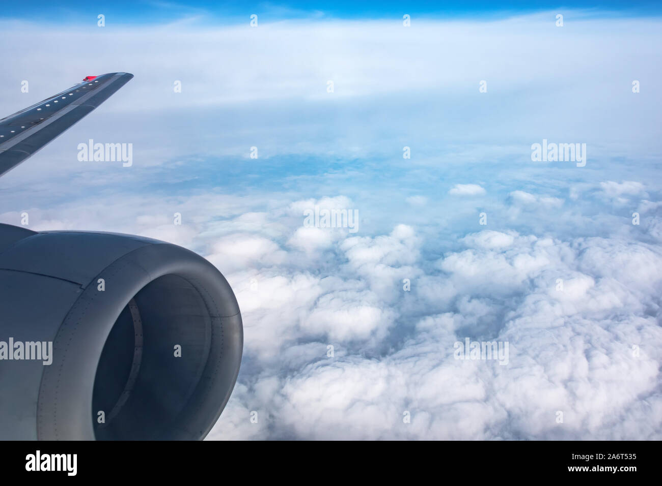 Vista del battente con un aereo motore e un denso strato di nuvole al di sotto di Foto Stock