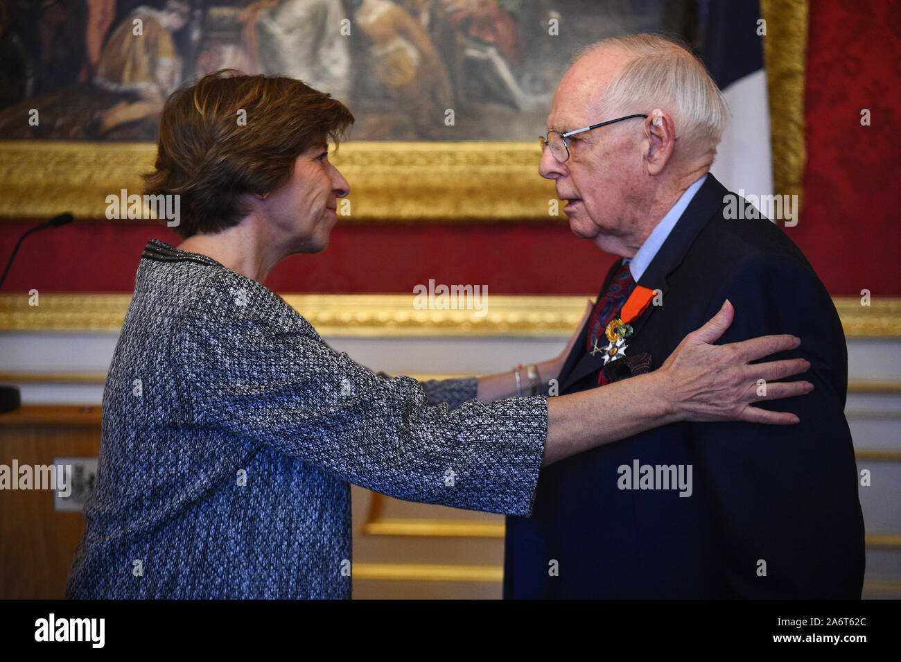 Ambasciatore francese Catherine Colonna presenta il veterano Geoffrey Pidgeon con il 6000th Legione d'onore, assegnato a lui e al suo ruolo nella liberazione della Francia durante la II Guerra Mondiale, durante una premiazione a Lancaster House di Londra. Foto Stock