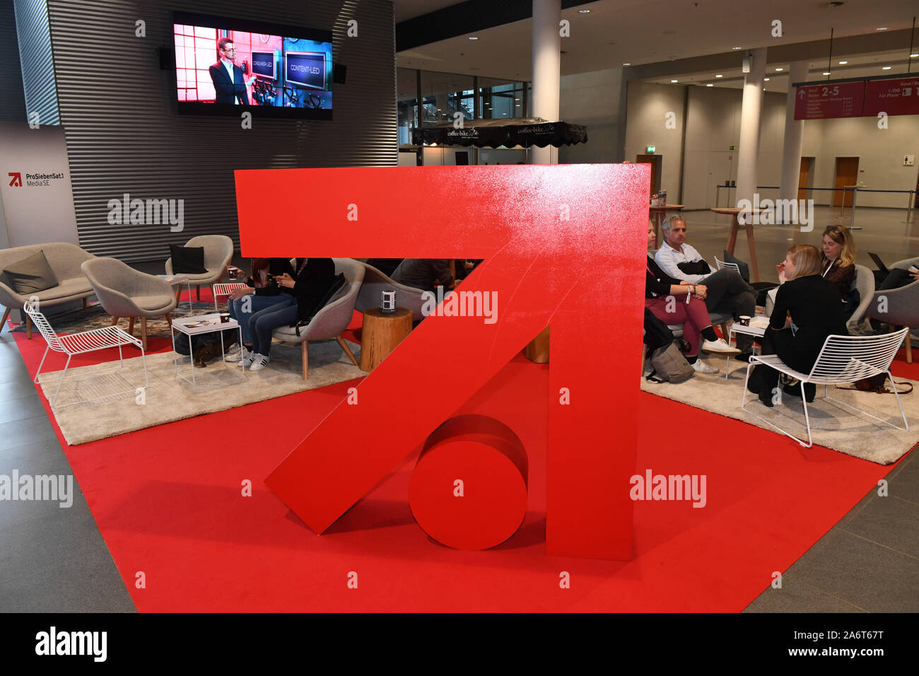 Monaco di Baviera, Germania. 23 Ott, 2019. Il logo del canale Pro 7 sarà su un tappeto rosso alla trentatreesima Medientage München nella Messe München. Credito: Felix Hörhager/dpa/Alamy Live News Foto Stock