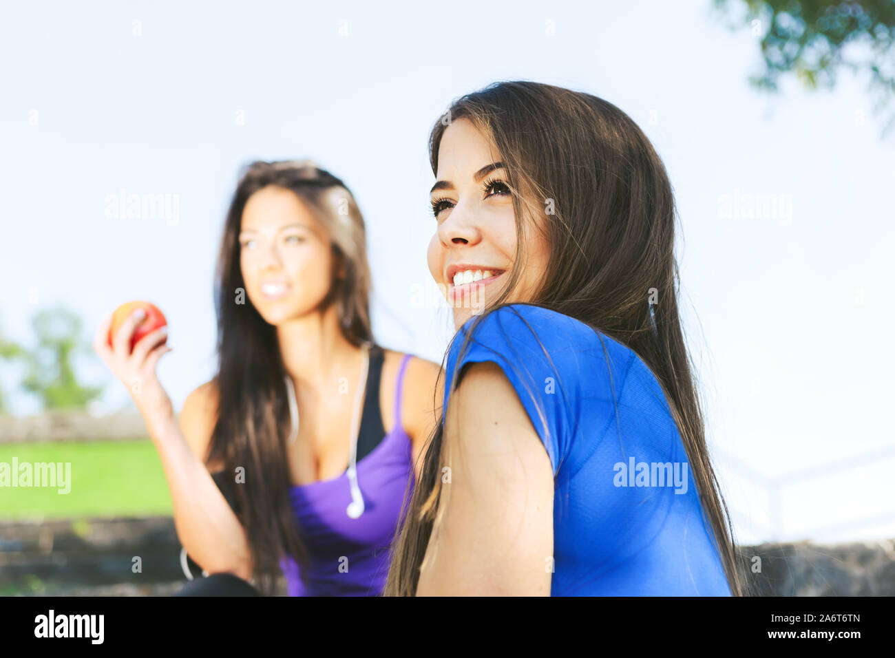 Due donne fitness all'aperto appoggio dopo allenamento in una giornata di sole (effetto vintage) Foto Stock