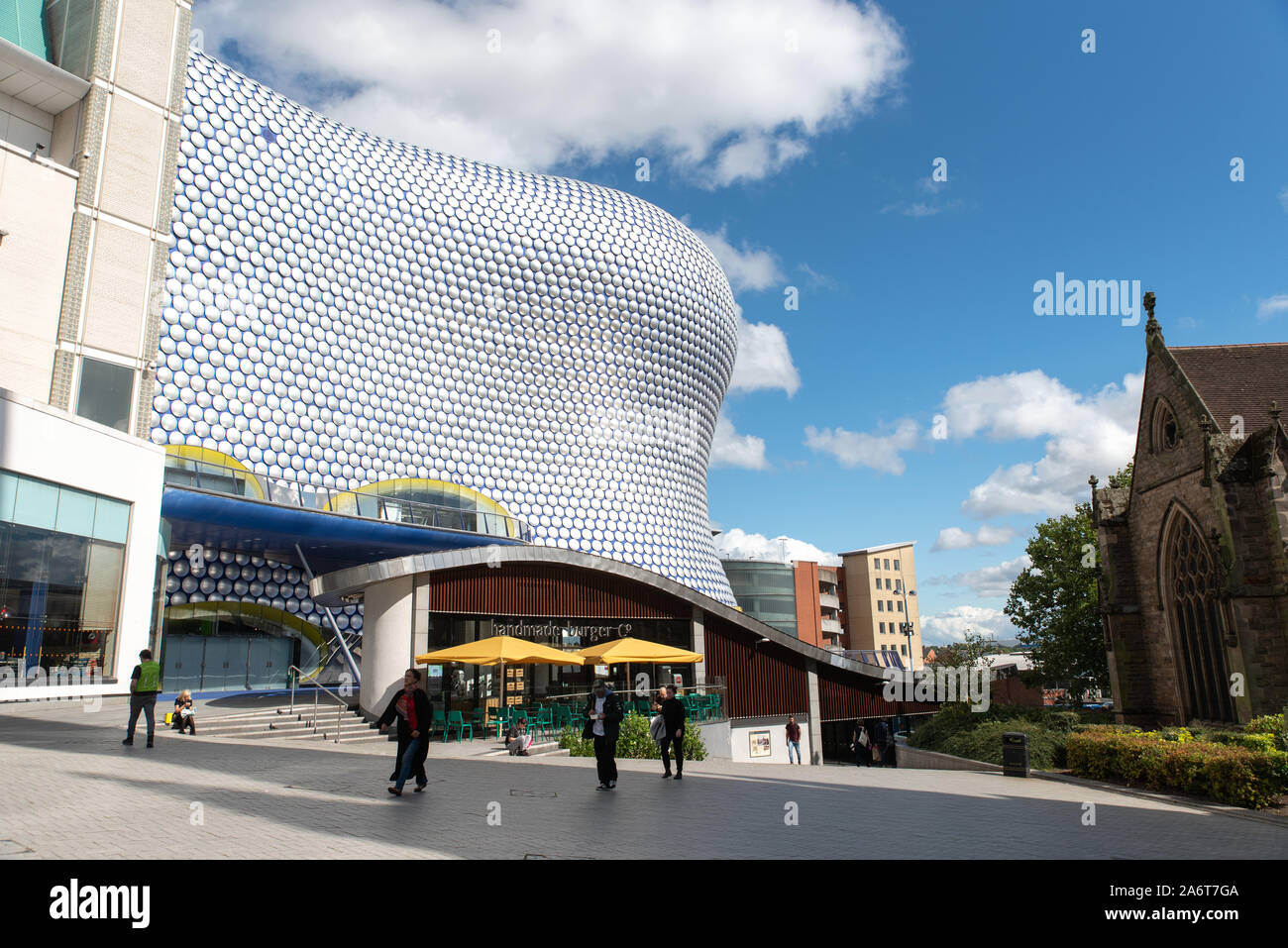 Il Bullring con la chiesa di St Martin, Birmingham City Centre, Gran Bretagna. Foto Stock