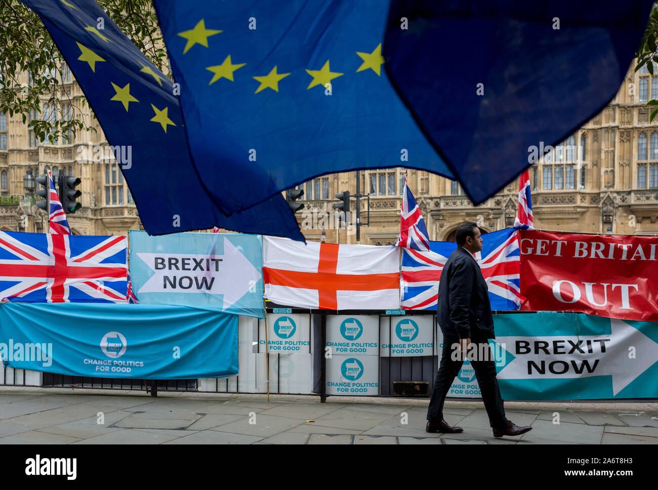 Il giorno che la UE a Bruxelles hanno convenuto in linea di principio di estendere Brexit fino al 31 gennaio 2020 (aka "Flextension") e non il 31 ottobre 2019, una passeggiate a piedi passato partito Brexit le bandiere e gli striscioni durante una protesta Brexit al di fuori del Parlamento il 28 ottobre 2019, in Westminster, Londra, Inghilterra. Foto Stock