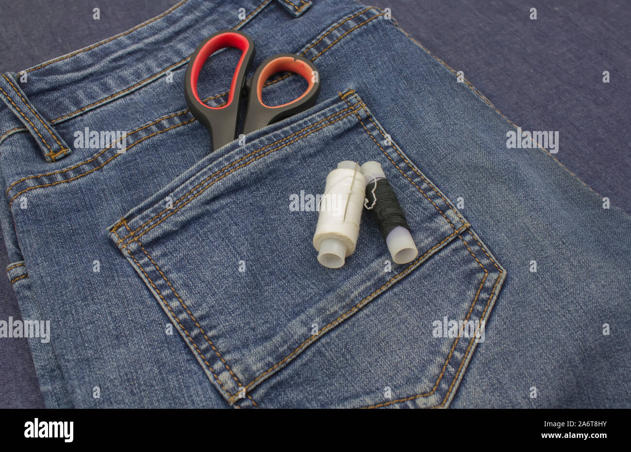 I filetti e le forbici sulla tasca dei jeans classica Foto Stock