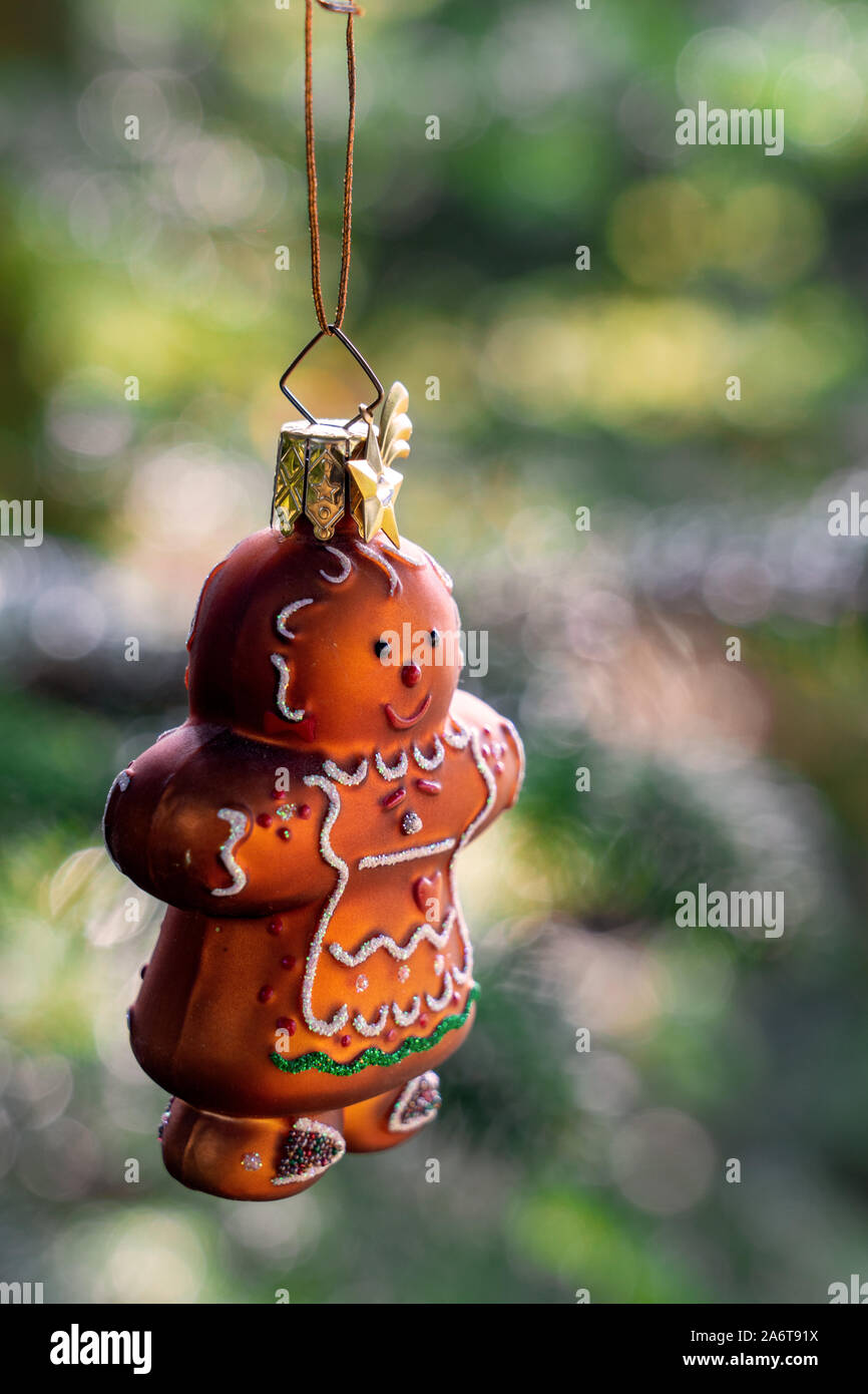 Funny gigerbread figura ornamento di Natale appeso sulla struttura ad albero con sfondo sfocato und posto per il testo . Foto Stock