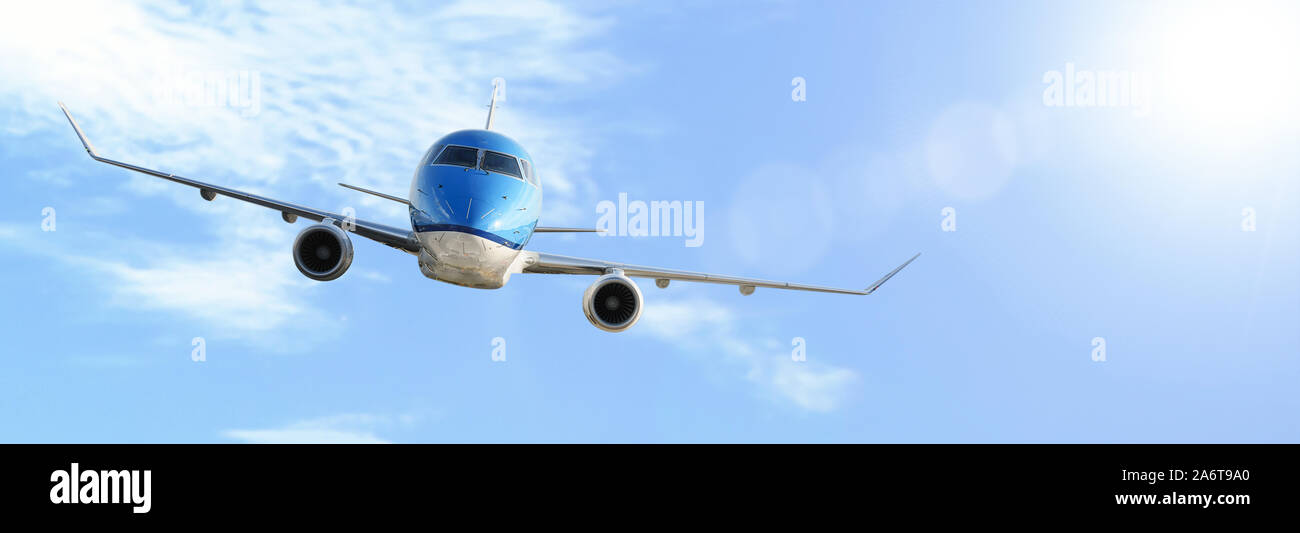 Industria aerea annuncio - generico moderno aereo passeggeri che volano sopra le nuvole in deep sunlights (copia spazio). Foto Stock