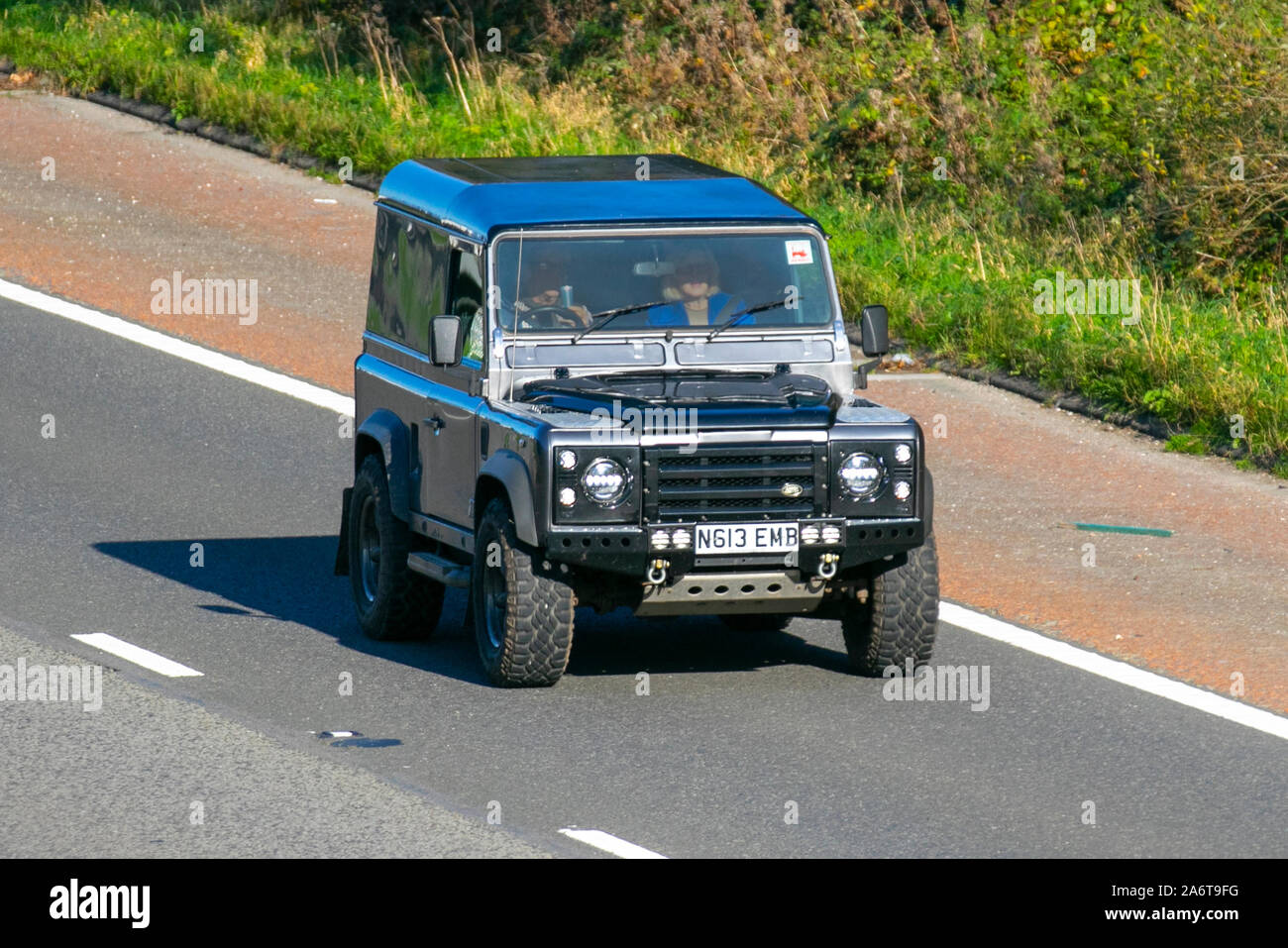 1995 90s grigio Land Rover 90 Defender TDI; traffico veicolare del Regno Unito, trasporti, veicoli moderni, berlina, In direzione sud sull'autostrada M6 a 3 corsie. Foto Stock