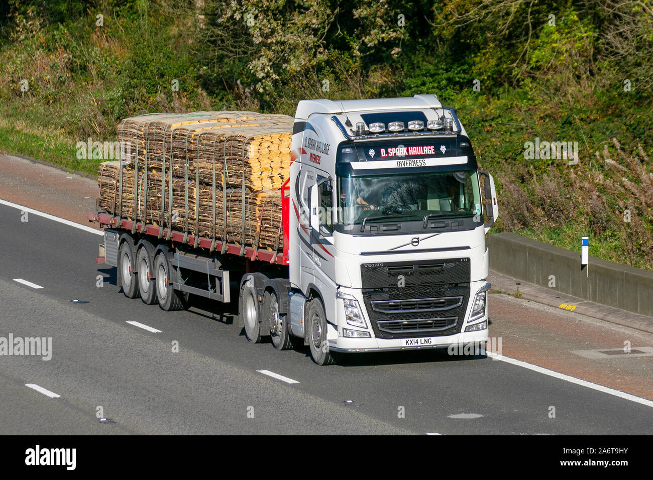 D Spark Haulage (Inverness); camion per la consegna di prodotti in legno, camion per legno, trasporto, camion, carico di legname tagliato, veicolo Volvo, consegna, trasporto commerciale, industria, trasporto della catena di fornitura scozzese, sulla M6 a Lancaster, Regno Unito Foto Stock