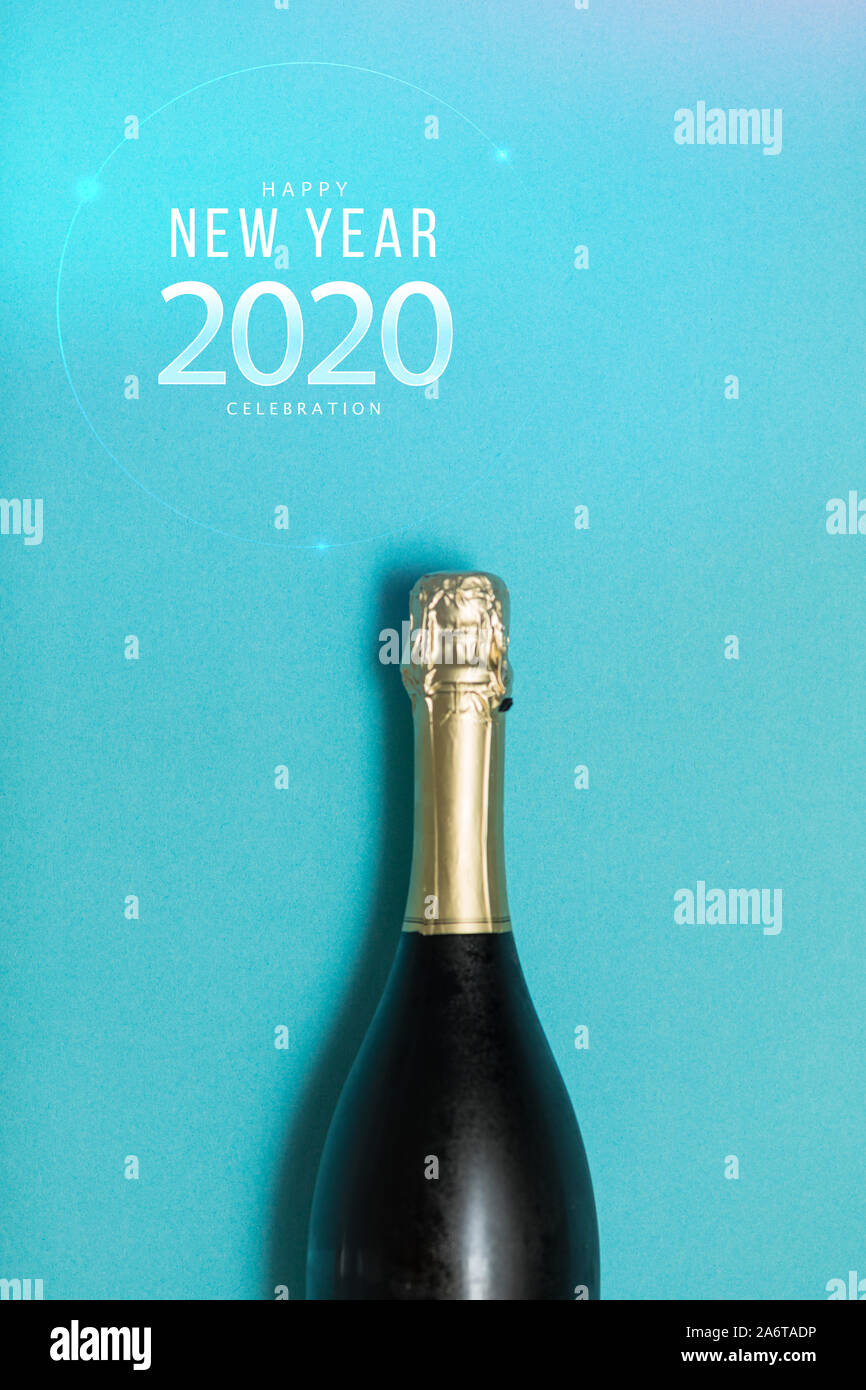 Felice anno nuovo banner. Bottiglia di Champagne su uno sfondo blu Foto Stock