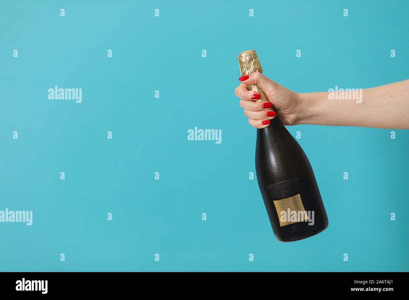 Bottiglia di Champagne su sfondo blu. Lay piatto. Celebrazione di partito concetto Foto Stock