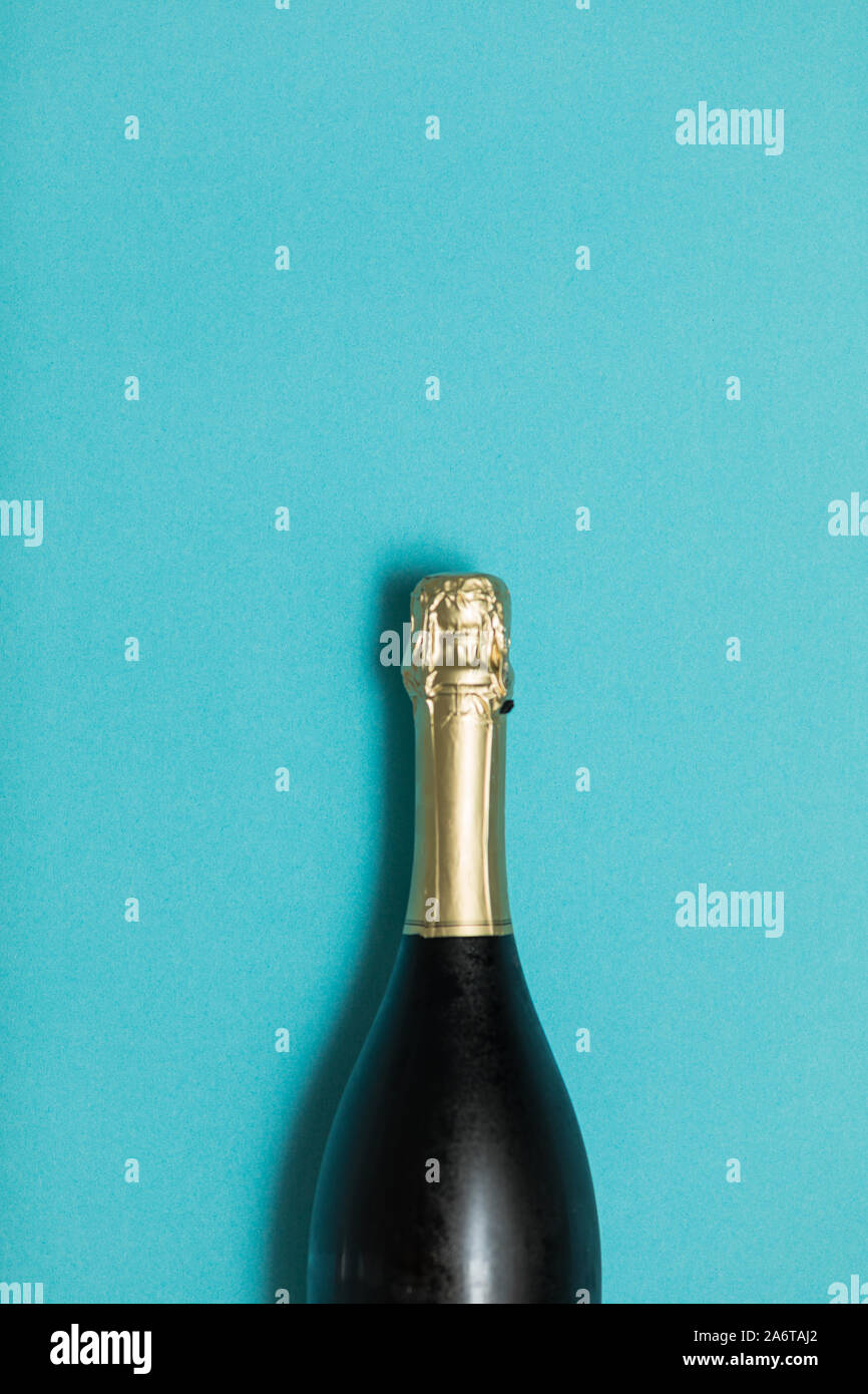 Party e vacanze celebrazione del concetto. Bottiglia di Champagne su sfondo blu. Foto Stock